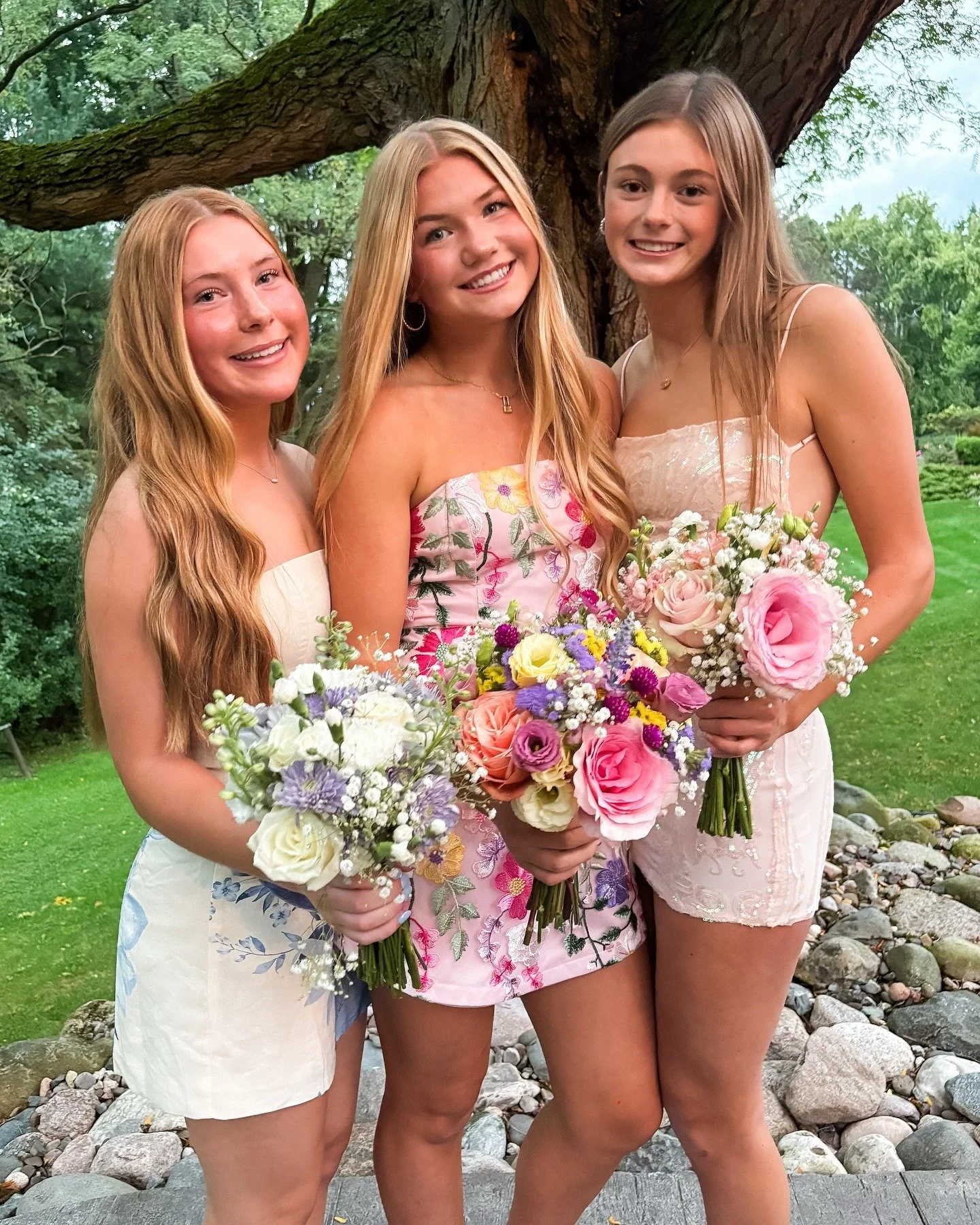 It's prom season! Don't leave your flowers to the last minute. Use the link in our bio to order your flowers OR to sign up for a time to make your own.