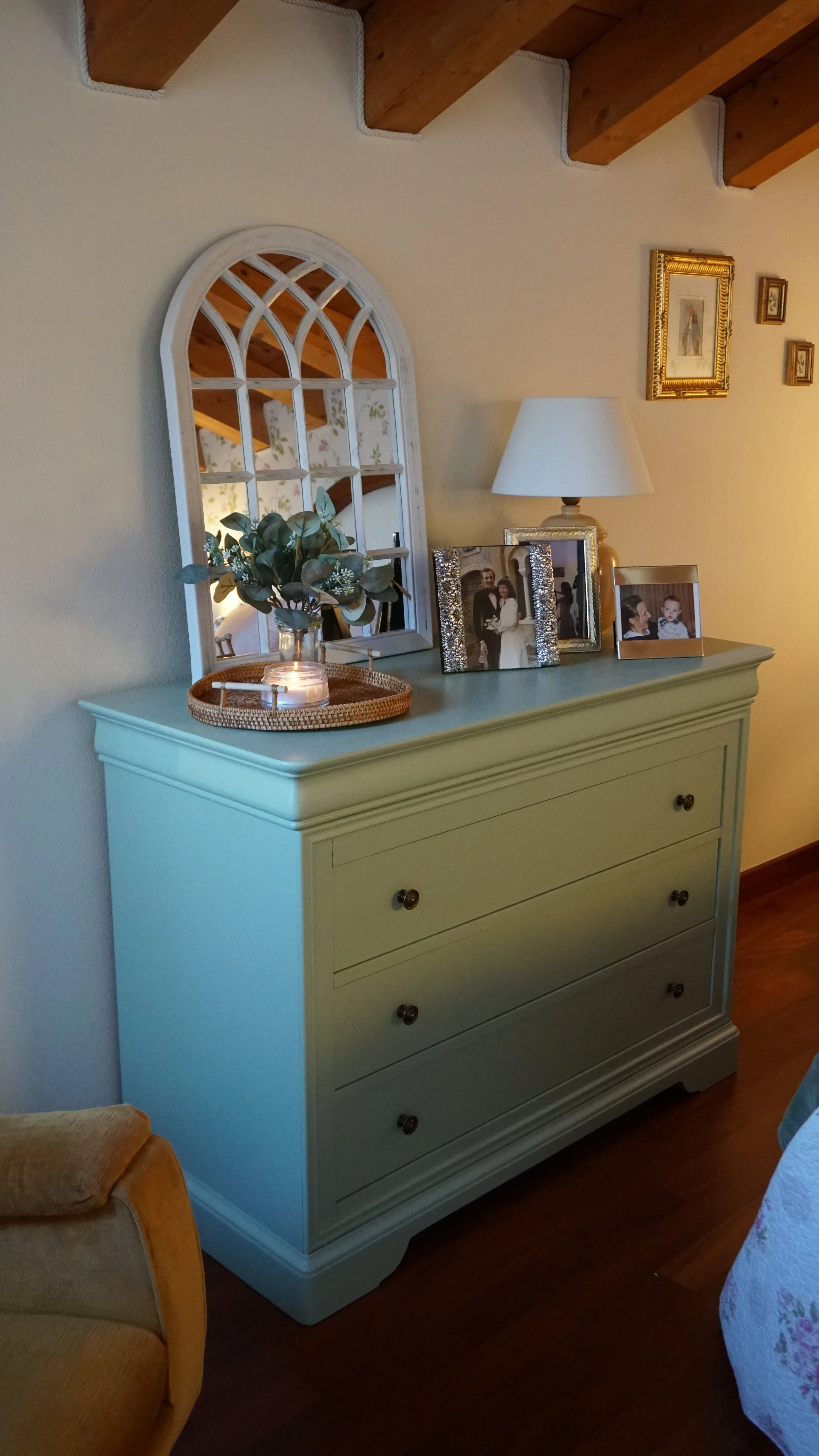 mobile rinnovato con semplice pittura