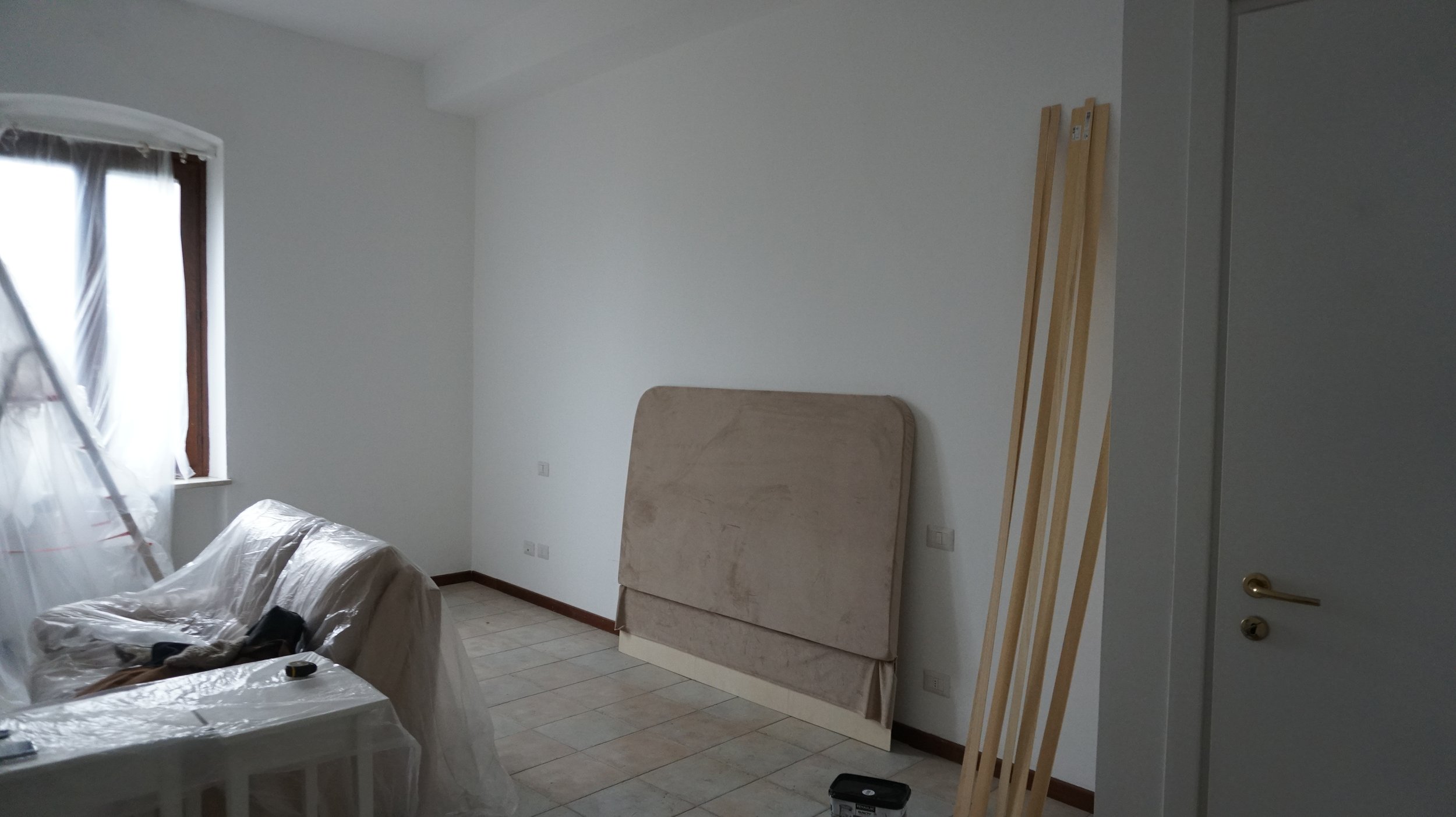 Il prima di una camera senza personalità,che non permetteva ai probabili acquirenti d rendersi conto della potenzialità degli spazi.