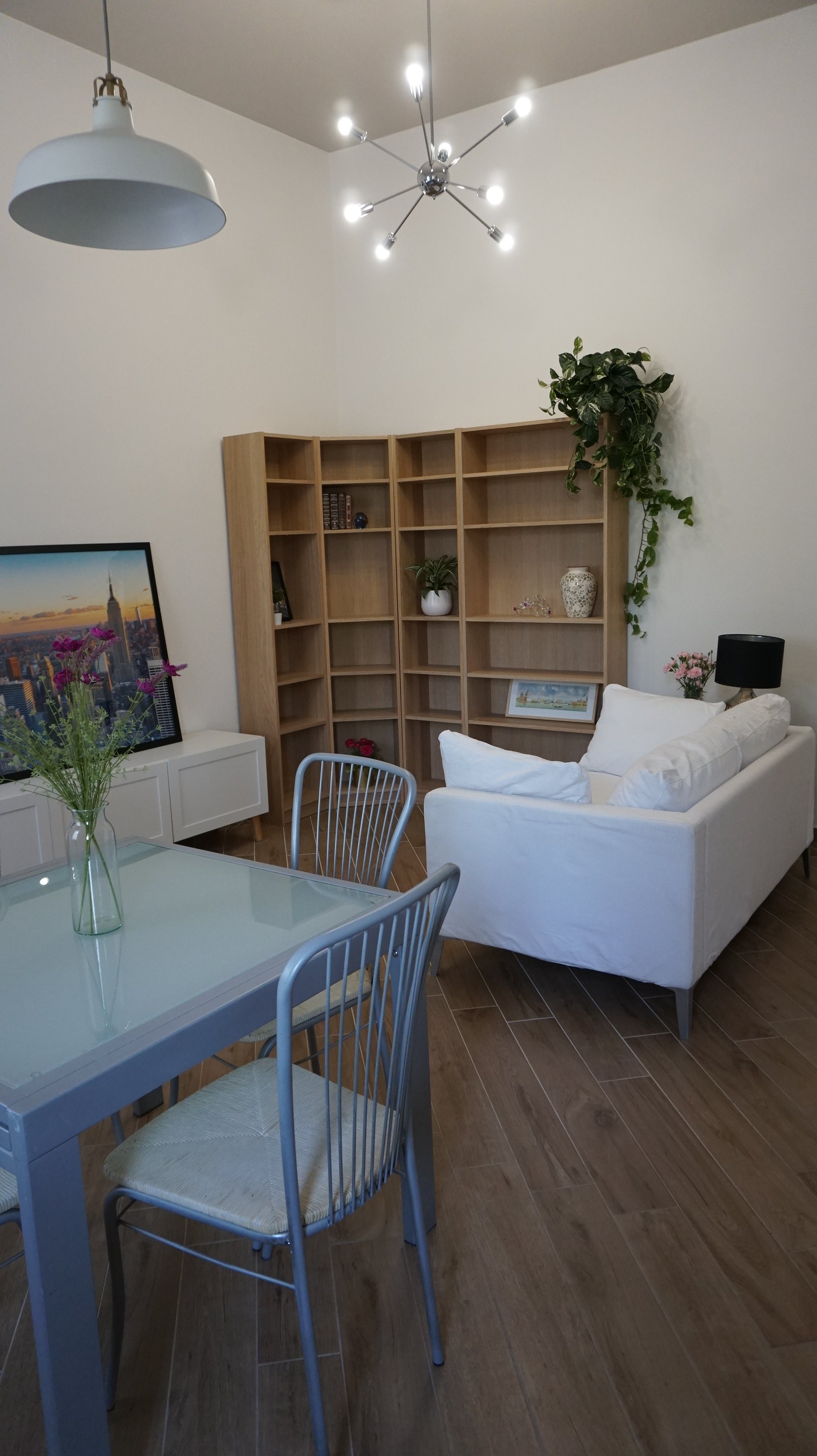 Soggiorno moderno con divano bianco,allestita per valorizzare l'immobile