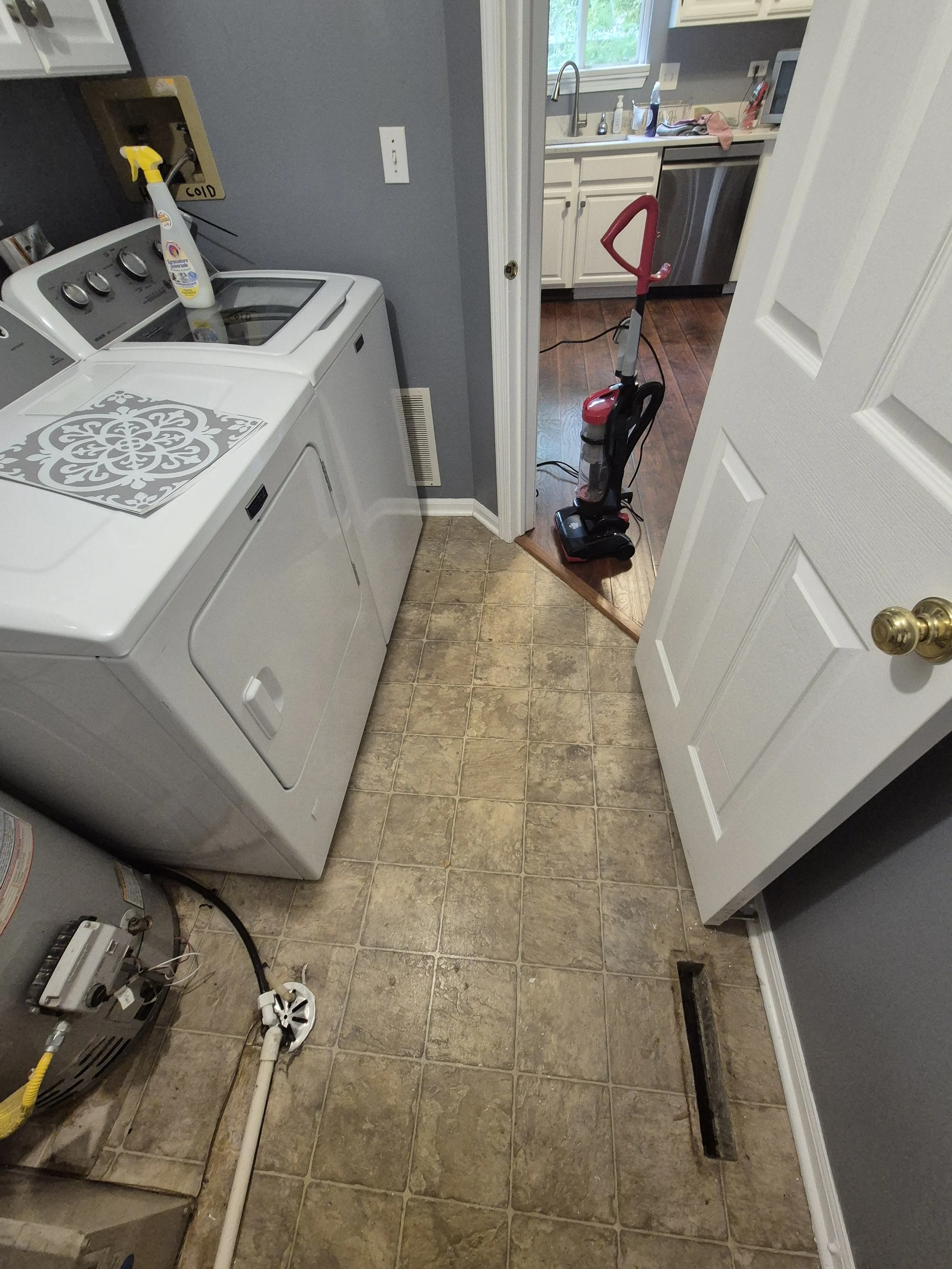 Lavanderia con pavimento vecchio e rovinato