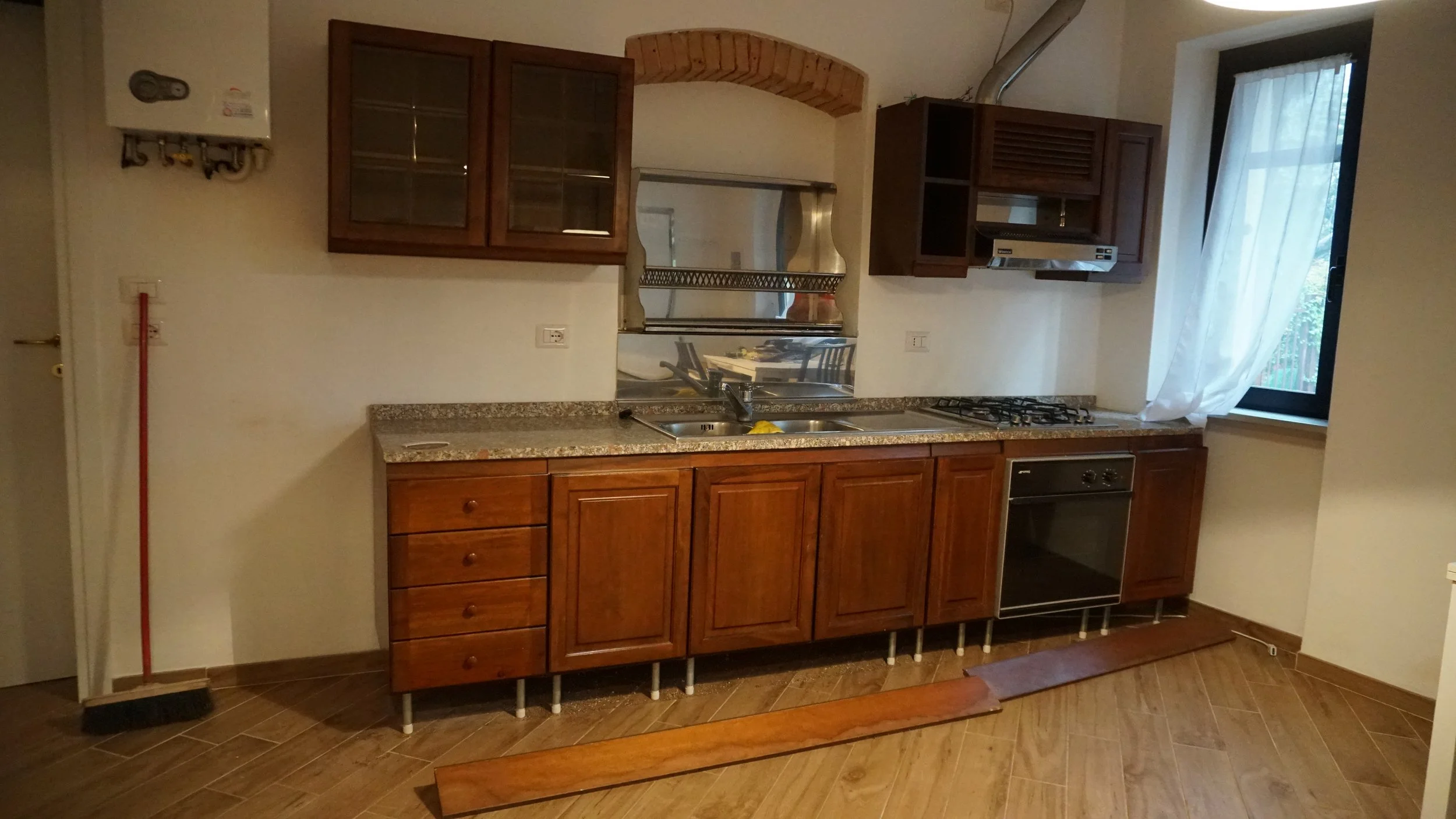 Cucina con mobili in legno,datata che con un piccolo intervento ha cambiato completamente l'ambiente