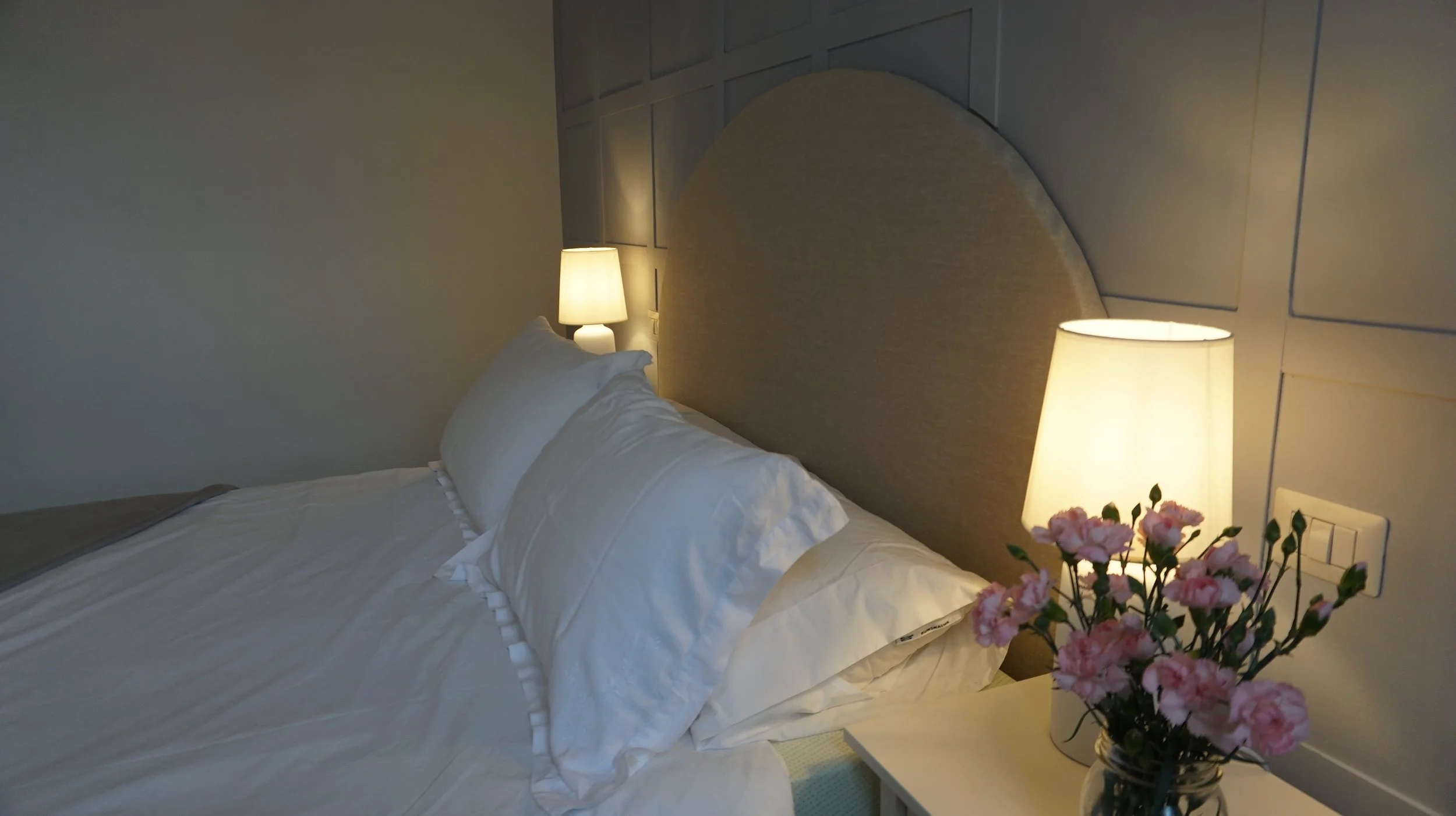 camera da letto allestita per home staging