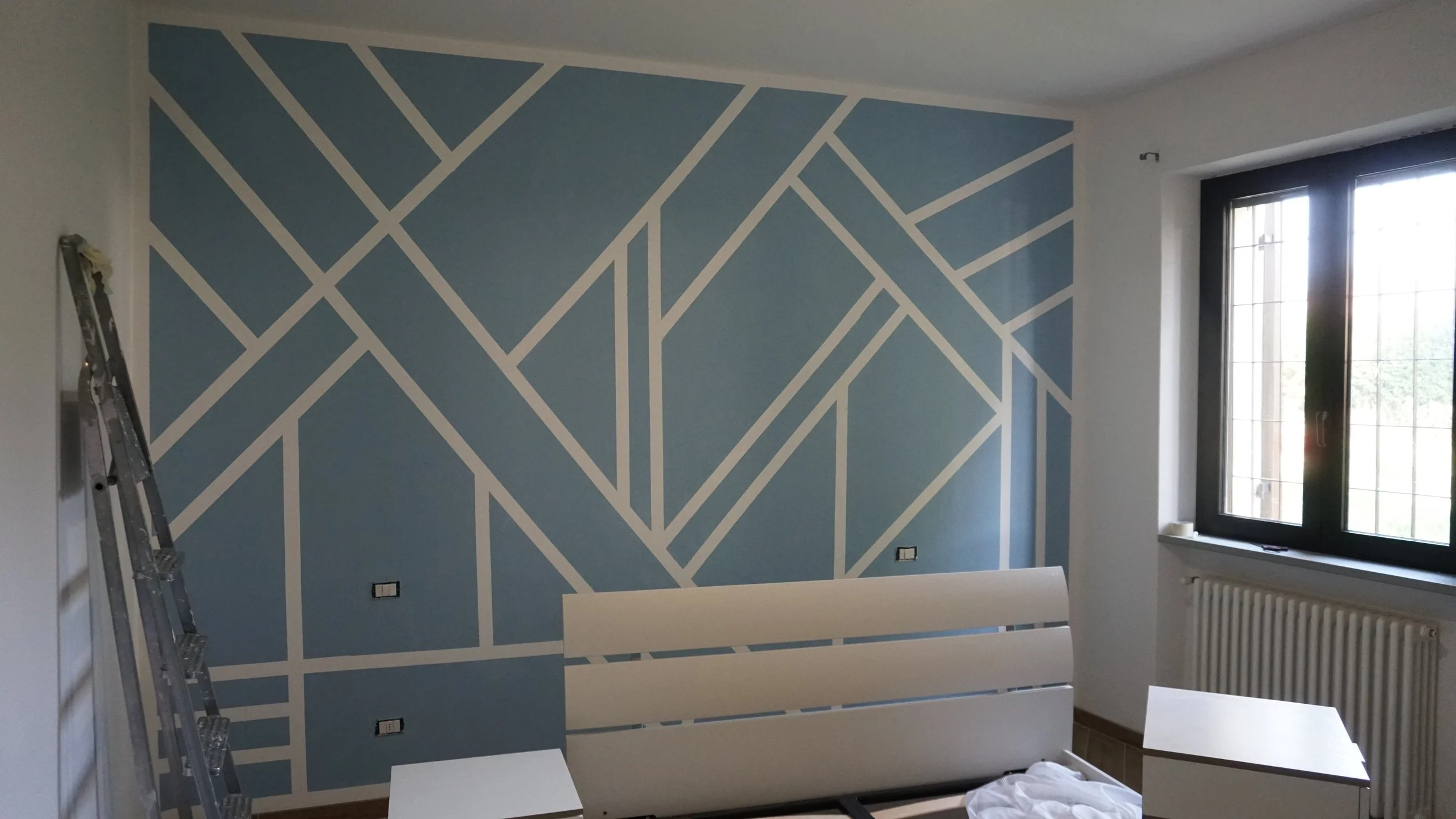 Muro con una pittura geometrica per dare carattere alla stanza