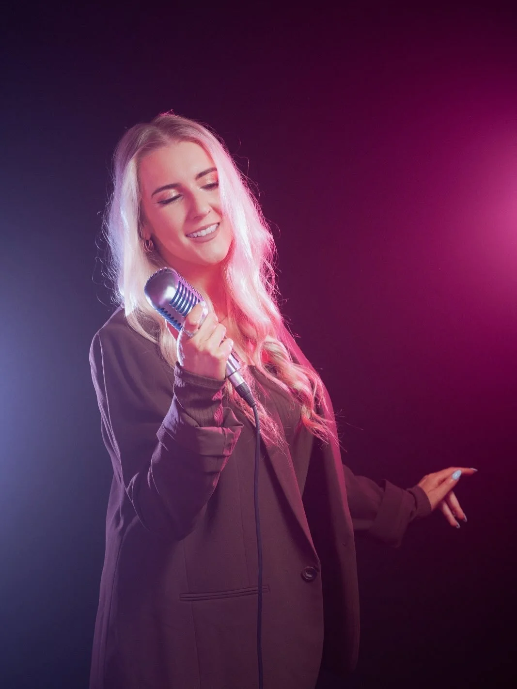 Studio promo day with @frankiehaymusic.
Coloured gels and a smoke machine in the mix, but her personality still leads every shot.

#beehiveheights #northeaststudio #stephenbeecroft #photographystudio #studioportrait