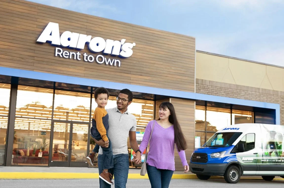 Aarons-slider-photo-family-outside-of-store-v1.jpg