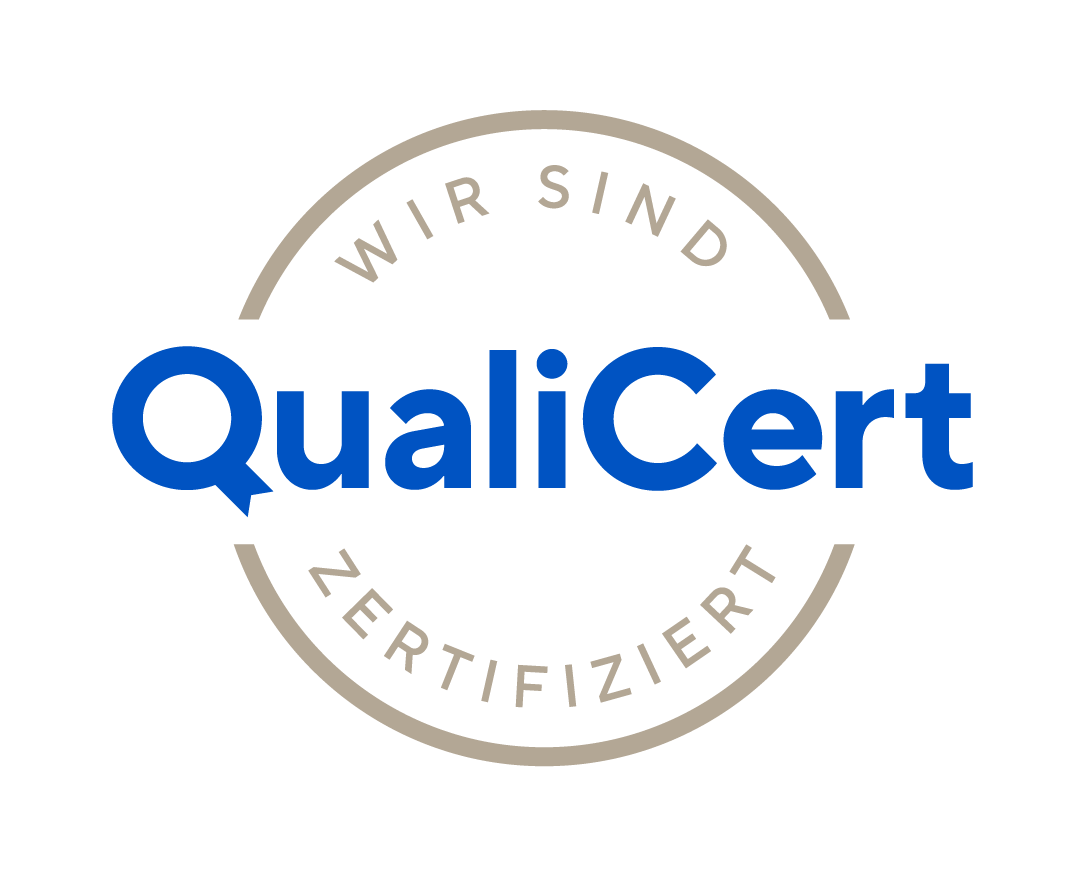 QualiCert Logo mit dem Text "Wir sind zertifiziert" in einem kreisförmigen Siegel auf schwarzem Hintergrund.