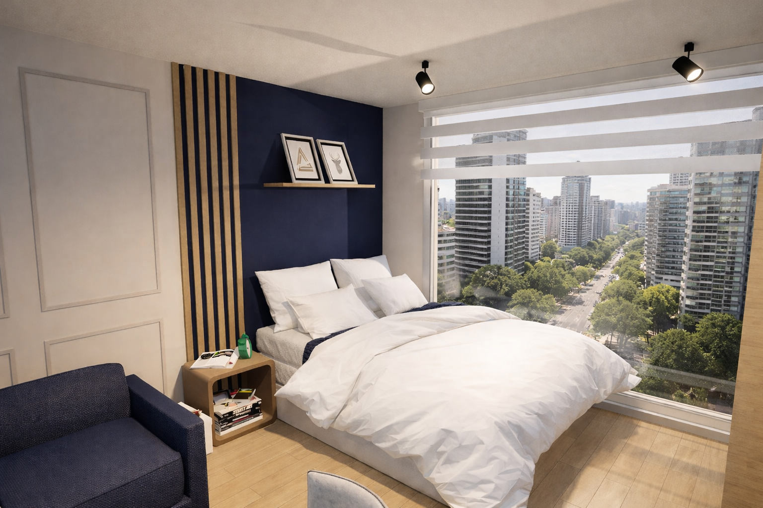 Habitación moderna con una cama grande, ropa blanca, pared azul con marco para cuadros, vista de rascacielos y calles con árboles por la ventana