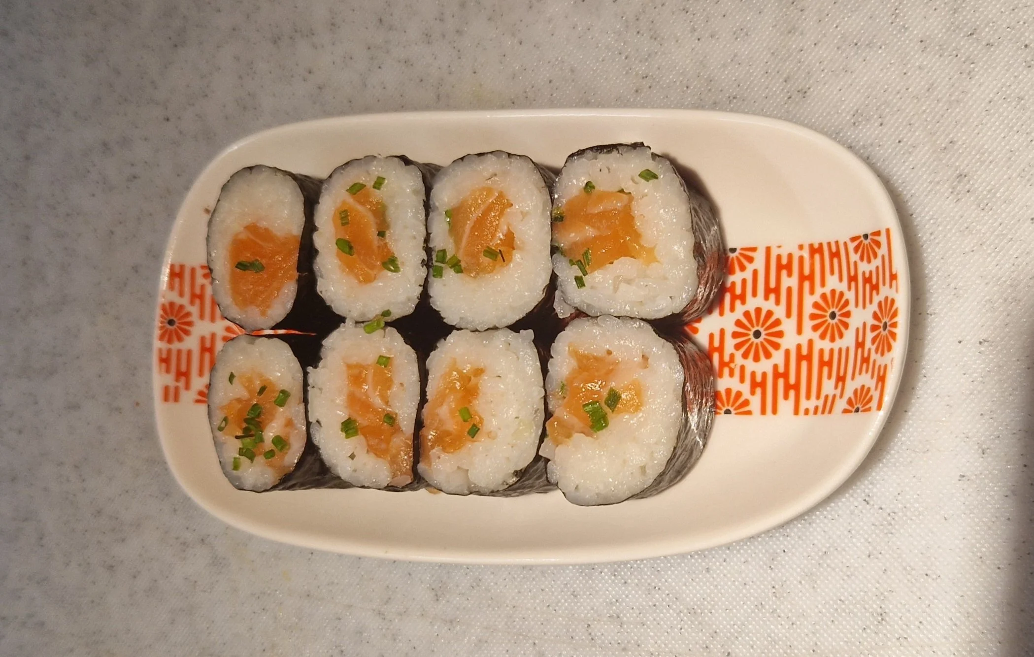 Maki tartare de saumon, citron vert, ciboulette