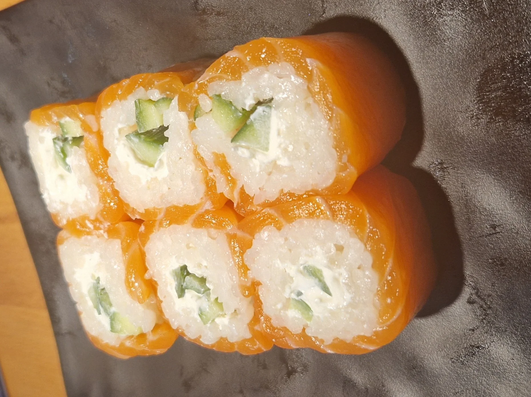 Maki pink saumon concombre fromage