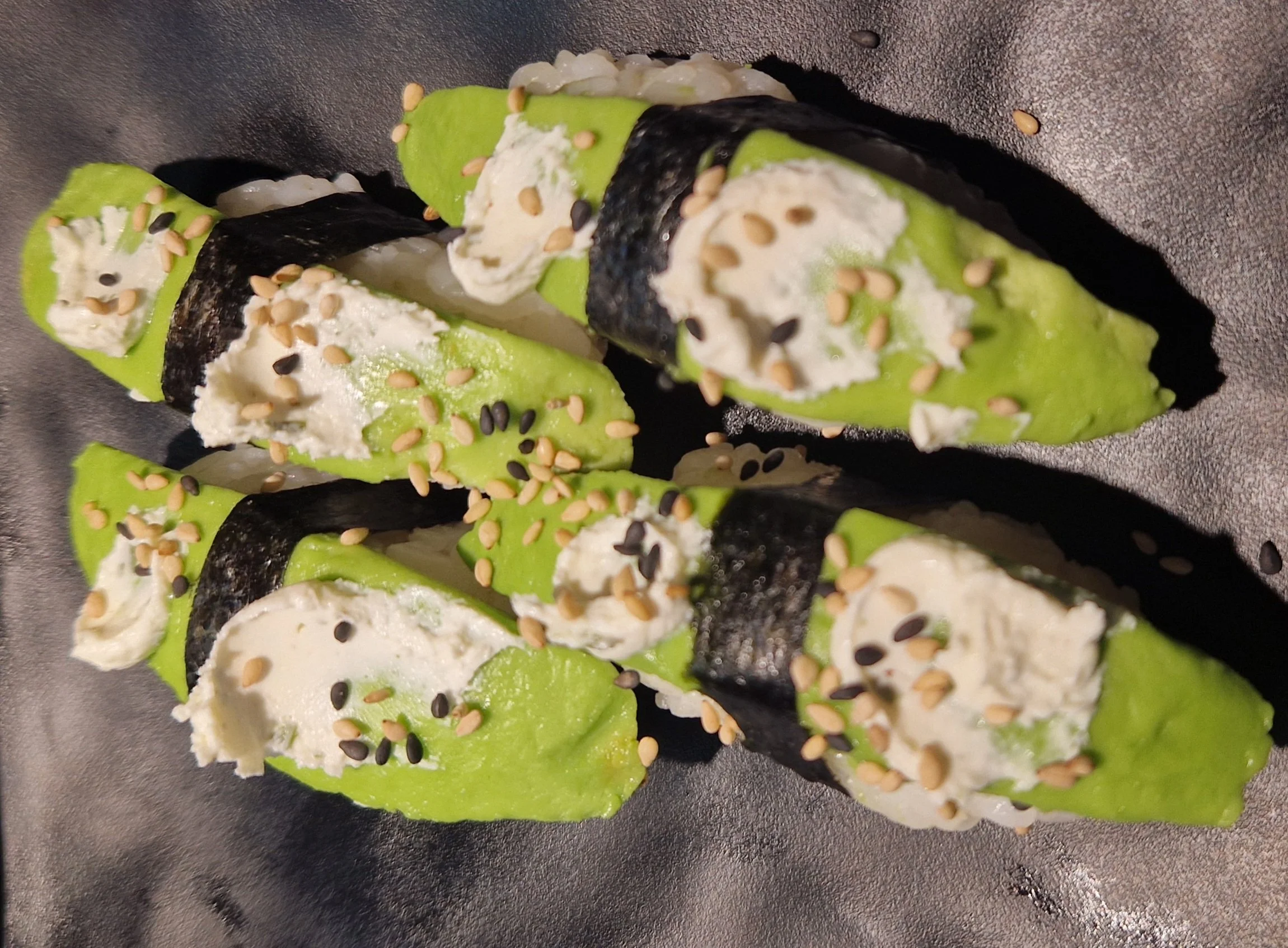 Sushi avocat fromage sésame