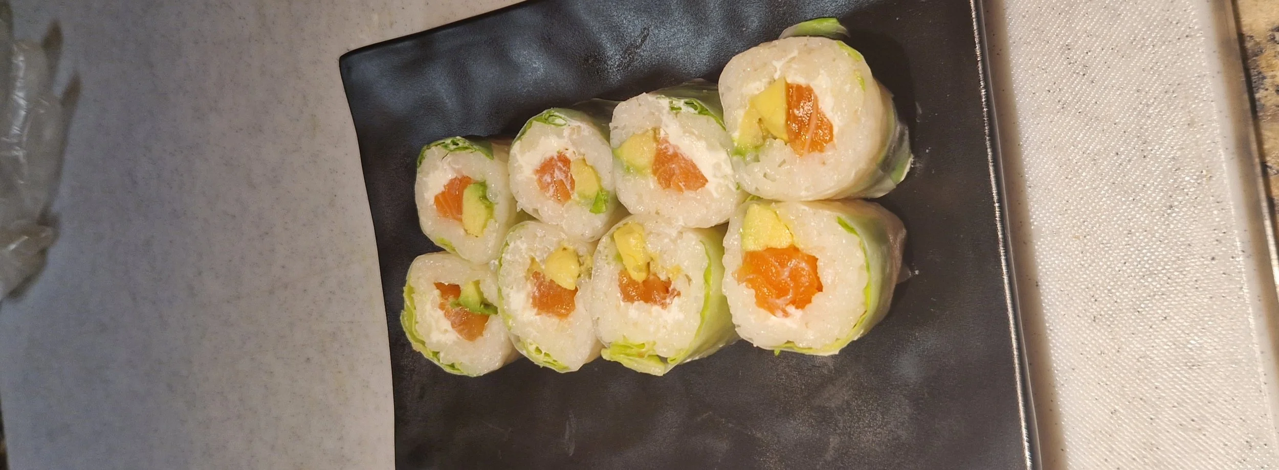 Maki green saumon avocat fromage menthe coriandre