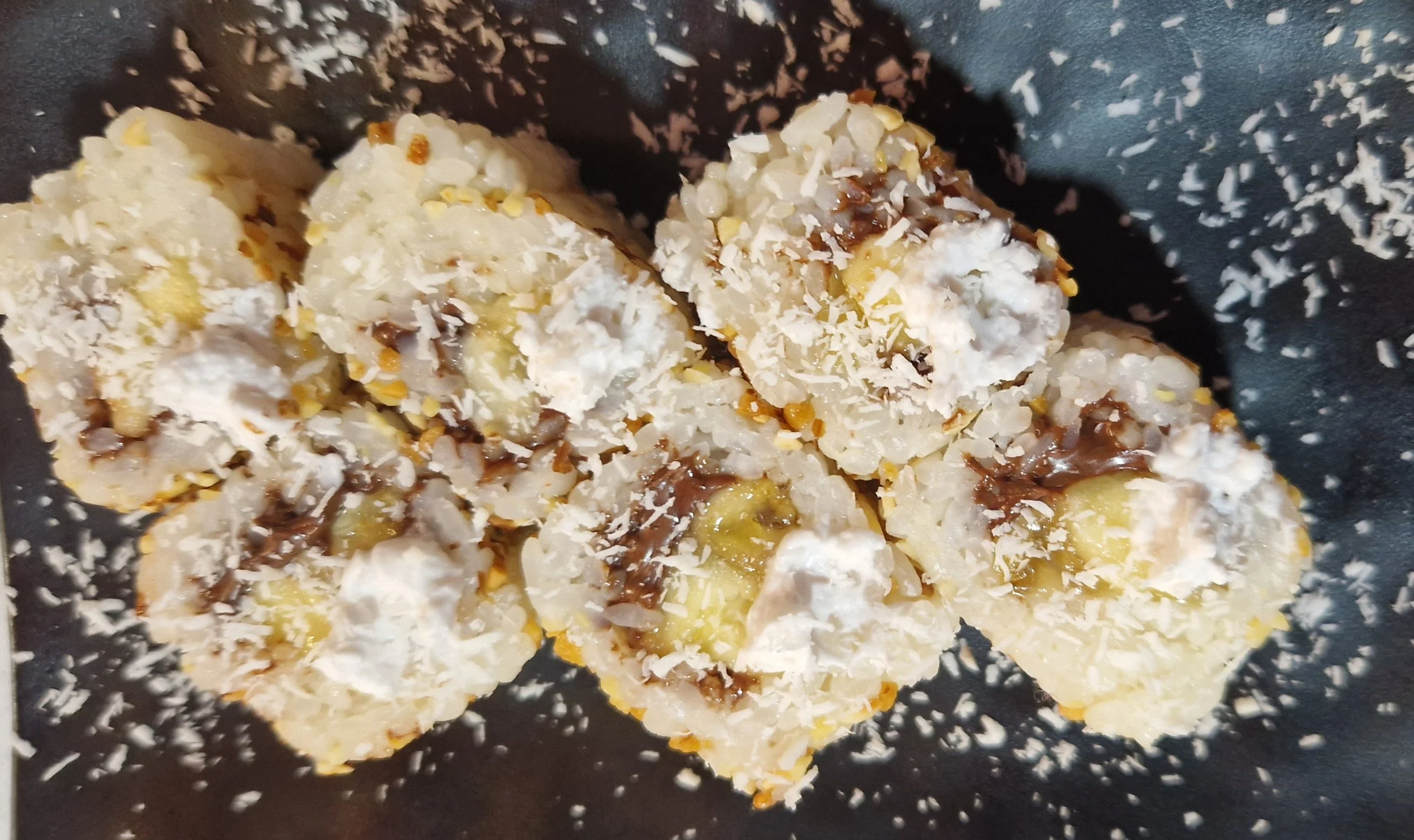 Maki banana, Nutella, noisettes caramélisées (Riz au lait de coco) - 6 pièces