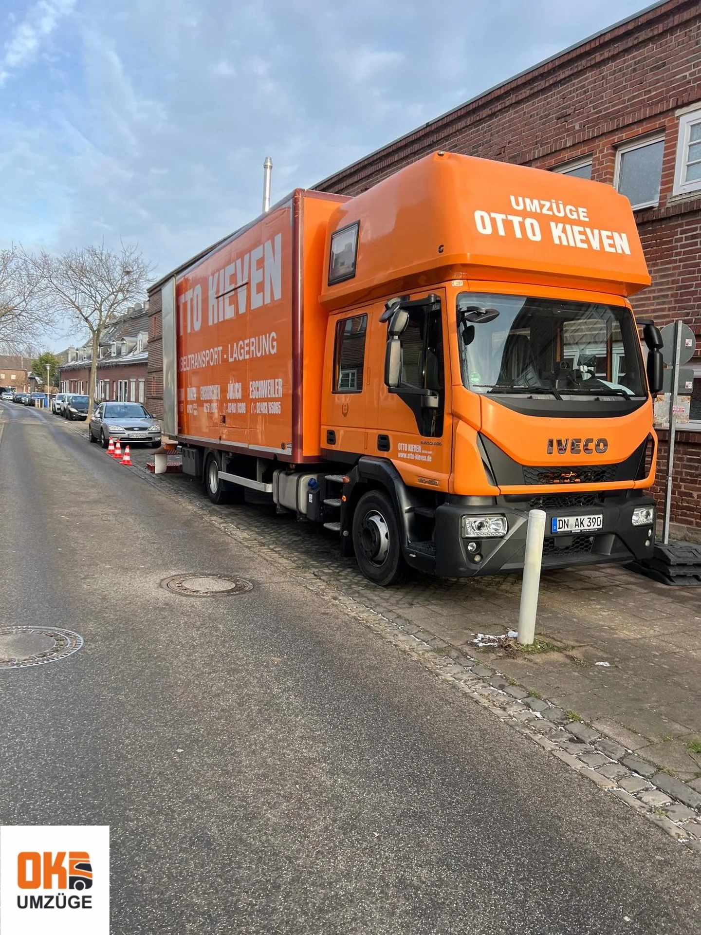 Heute im Einsatz im Gr&uuml;ng&uuml;rtel D&uuml;ren 🍃

Ruhige Stra&szlig;e, sch&ouml;ne H&auml;user &ndash;
und wir mittendrin mit unserem LKW 🚚🧡

Strukturiert, sicher &amp; mit dem richtigen Team vor Ort 💪

Umzug ist Vertrauenssache &ndash;
wir 