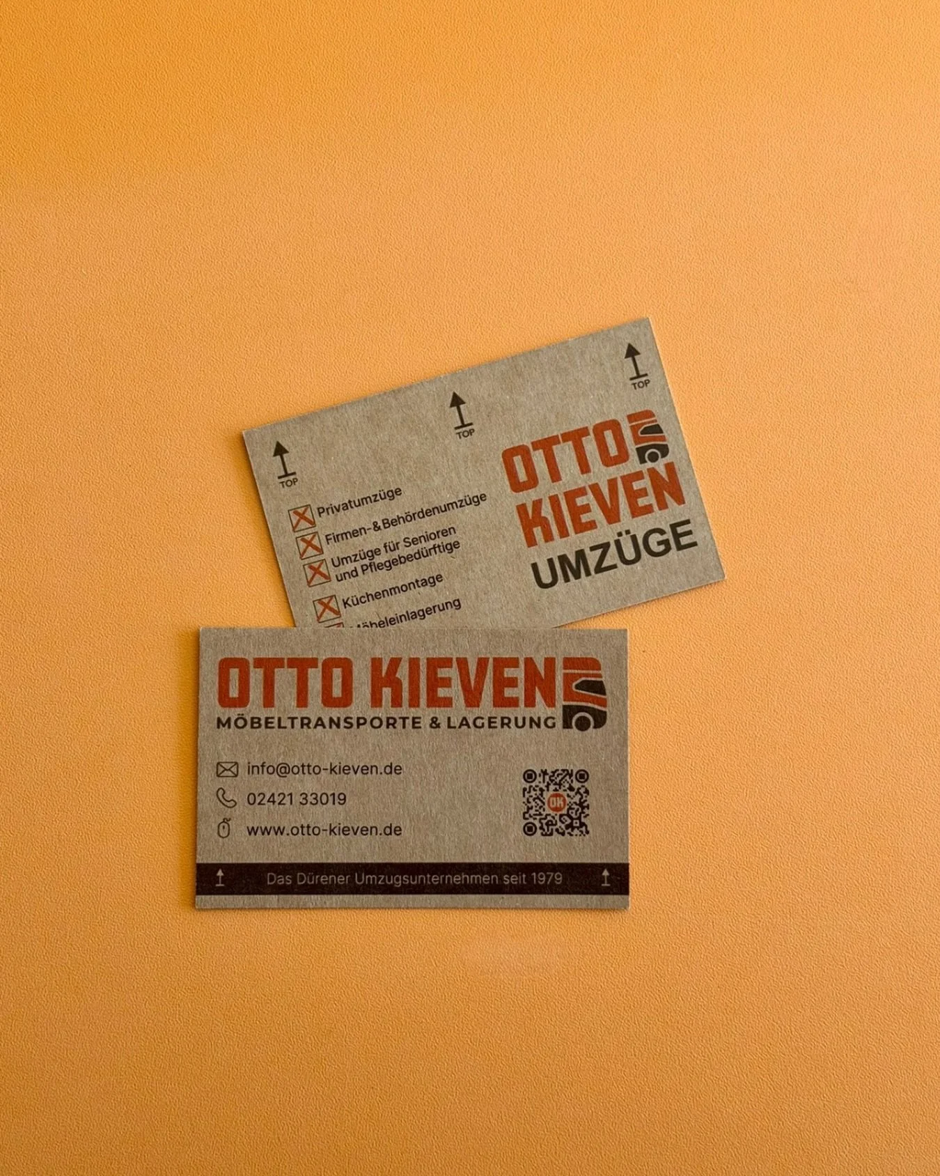 📦 Unsere neuen Visitenkarten sind da!

Das Design ist bewusst an einen klassischen Umzugskarton angelehnt &ndash; schlie&szlig;lich begleiten wir unsere Kunden genau damit jeden Tag in ein neues Zuhause.

Modern, schlicht und mit QR-Code direkt zu u