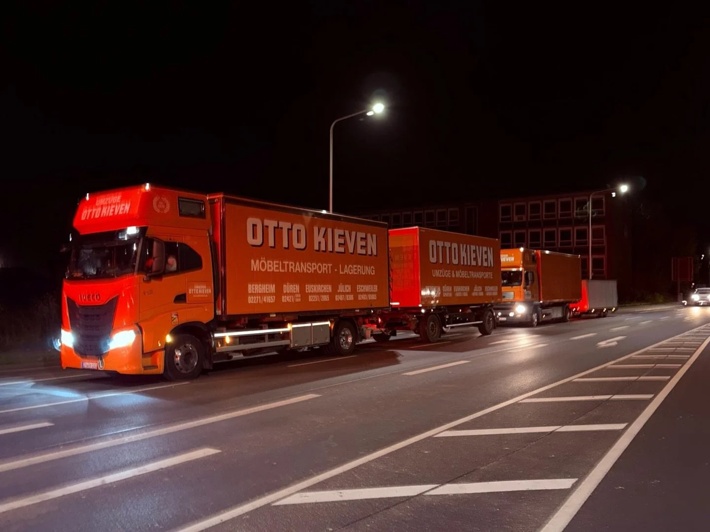 Wenn andere schlafen, sind wir unterwegs. 🚛🌙

Gestern Abend um 22 Uhr ging&rsquo;s los &ndash;
mit voller Ladung Richtung Fernverkehr.

👉 150 m&sup3; Umzugsgut
👉 zuverl&auml;ssig transportiert
👉 heute schon Ausladen

F&uuml;r unsere Kunden geben