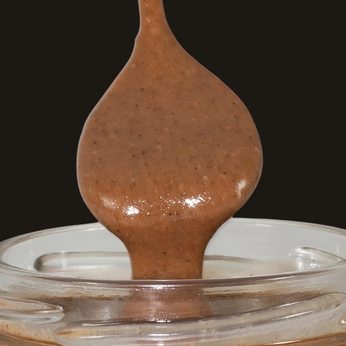 Bild einer wunderbar cremigen Noisette-Creme, die vom Löffel fliesst.