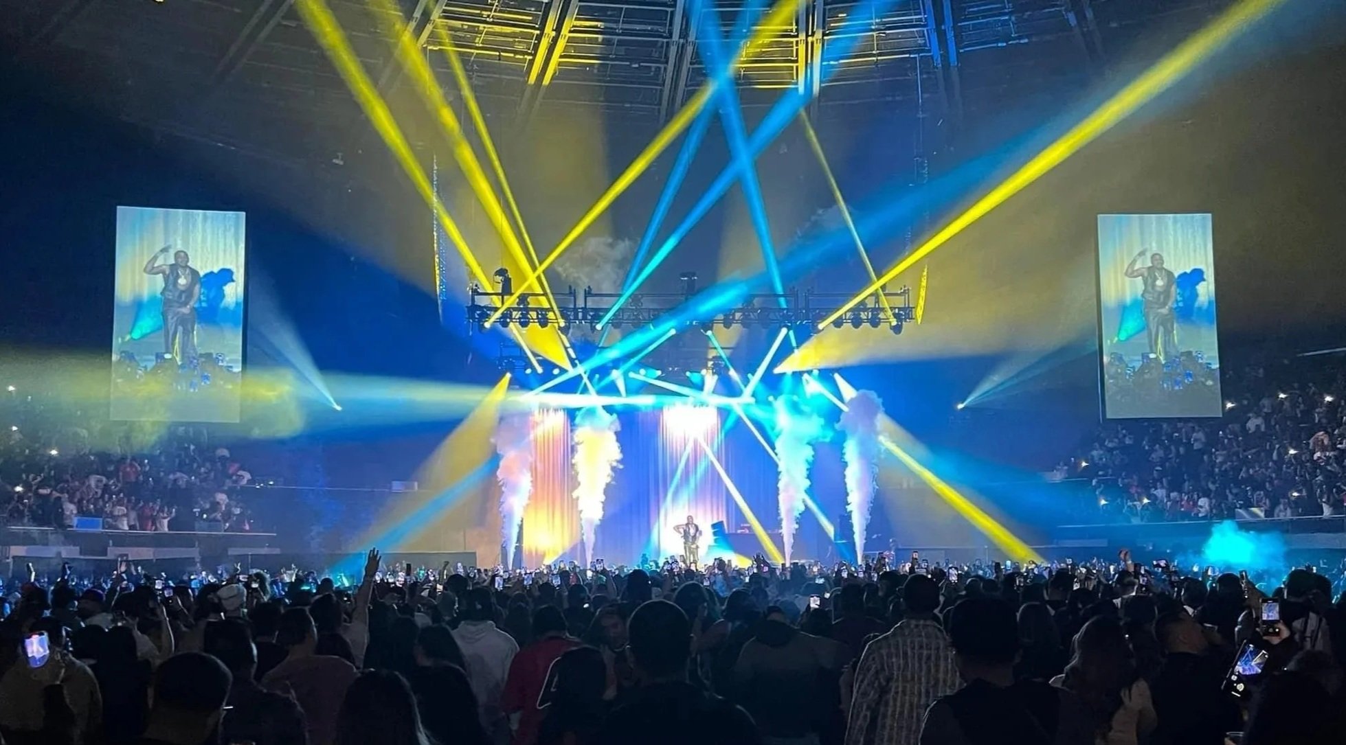 Moving lights and lighting design at a concert