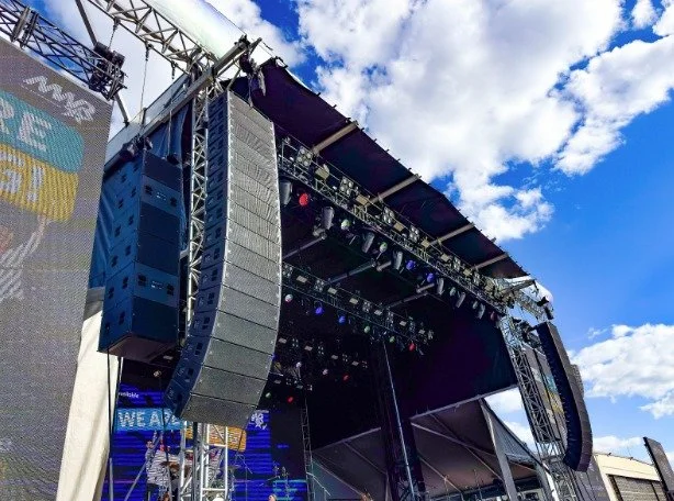 Sound 🔊 + Light 💡 = Pure energy ⚡
Every note, every beam, perfectly synced for an unforgettable night.
#SoundAndLighting #LiveProduction #ConcertVibes #BehindTheScenes #StageDesign #TechCrew #LiveMusicMagic