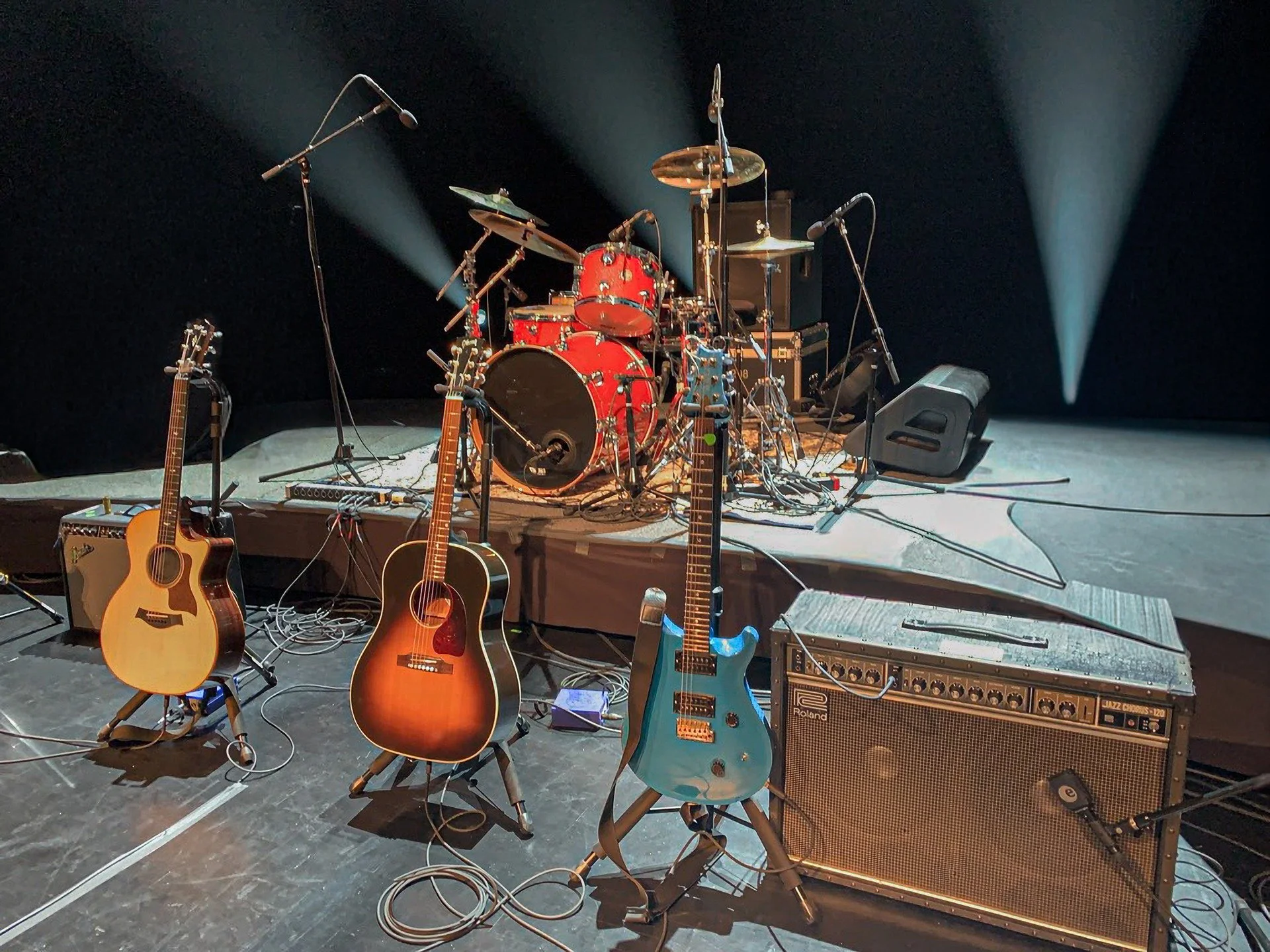 Guitars tuned, amps roaring, stage ready. Let the rock speak. ⚡🎸
#RockOn #BacklineReady #StageSet #LiveRock #ConcertVibes #MarshallAmps #GuitarRig #DrumKitReady #TourLife #AudioAndLighting #RockShow #LiveProduction #SoundCheck