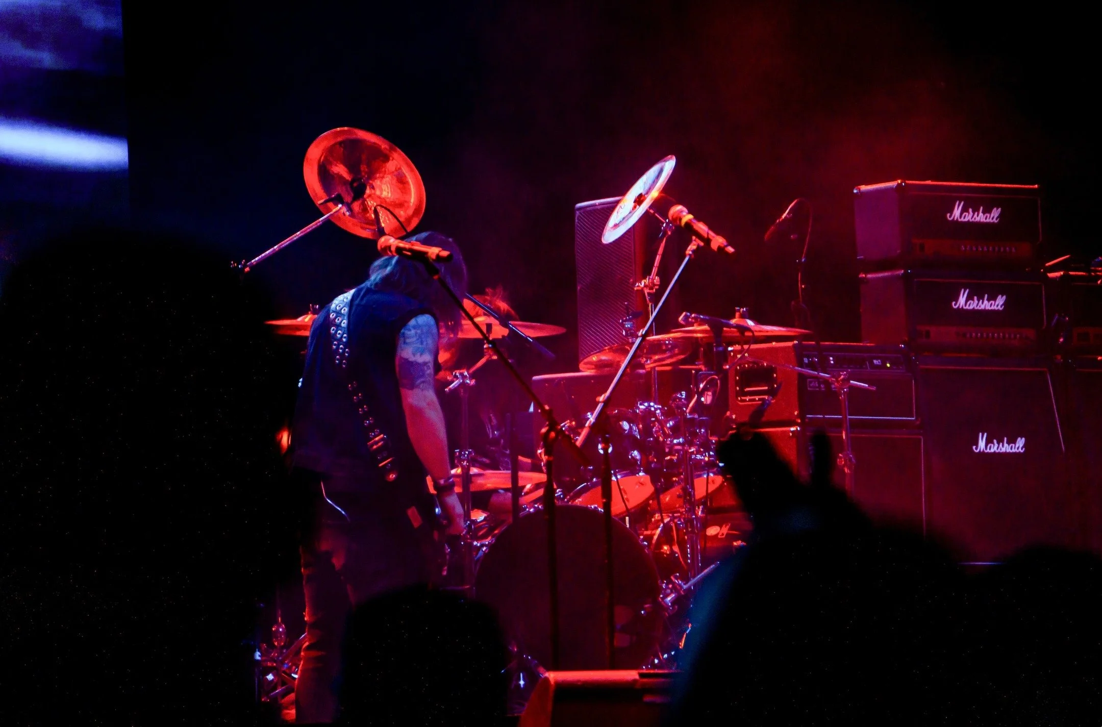 Behind the scenes: lights blazing, amps roaring, and the stage coming alive. ⚡🎸💡
#BackstageBTS #StagePrep #LightingRig #AmpsRoaring #LiveRock #ConcertSetup #AudioVisual #TourLife #SoundCheck #RockShow #LiveProduction