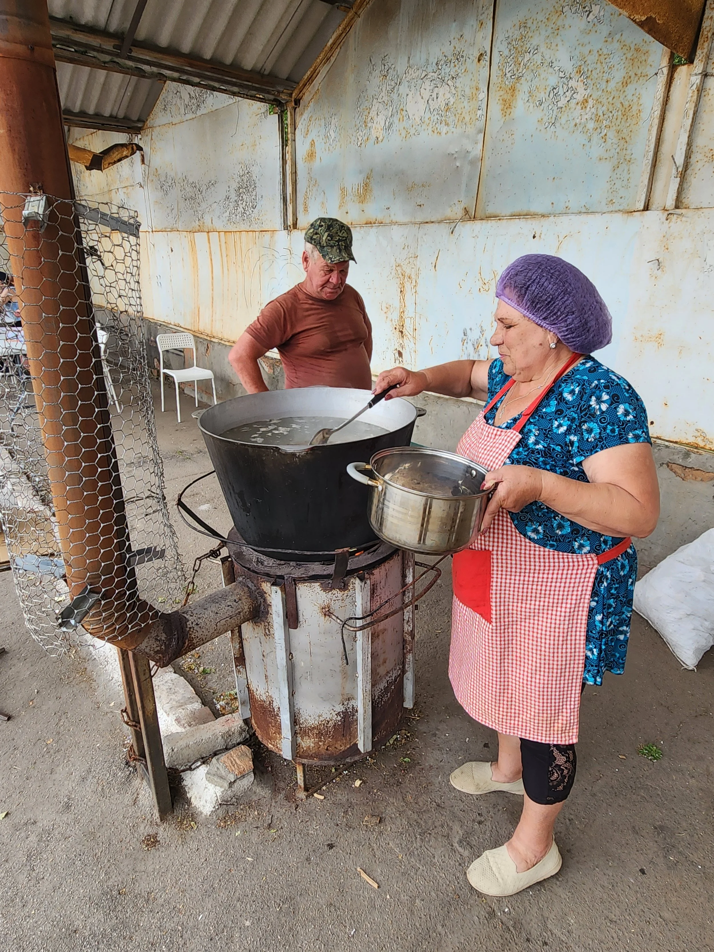 Cooking for 100s of children in Nicapol.