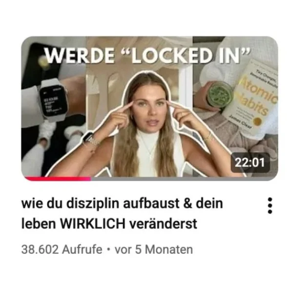 Ein YouTube-Thumbnail mit einer Frau, die die Stirn massiert, einem Medikamentenpackung und einer Apple Watch. Text auf dem Thumbnail: 'WERDE LOCKED IN', und der Titel des Videos ist auf Deutsch: 'wie du disziplin aufbaust & dein leben WIRKLICH veränderst'.