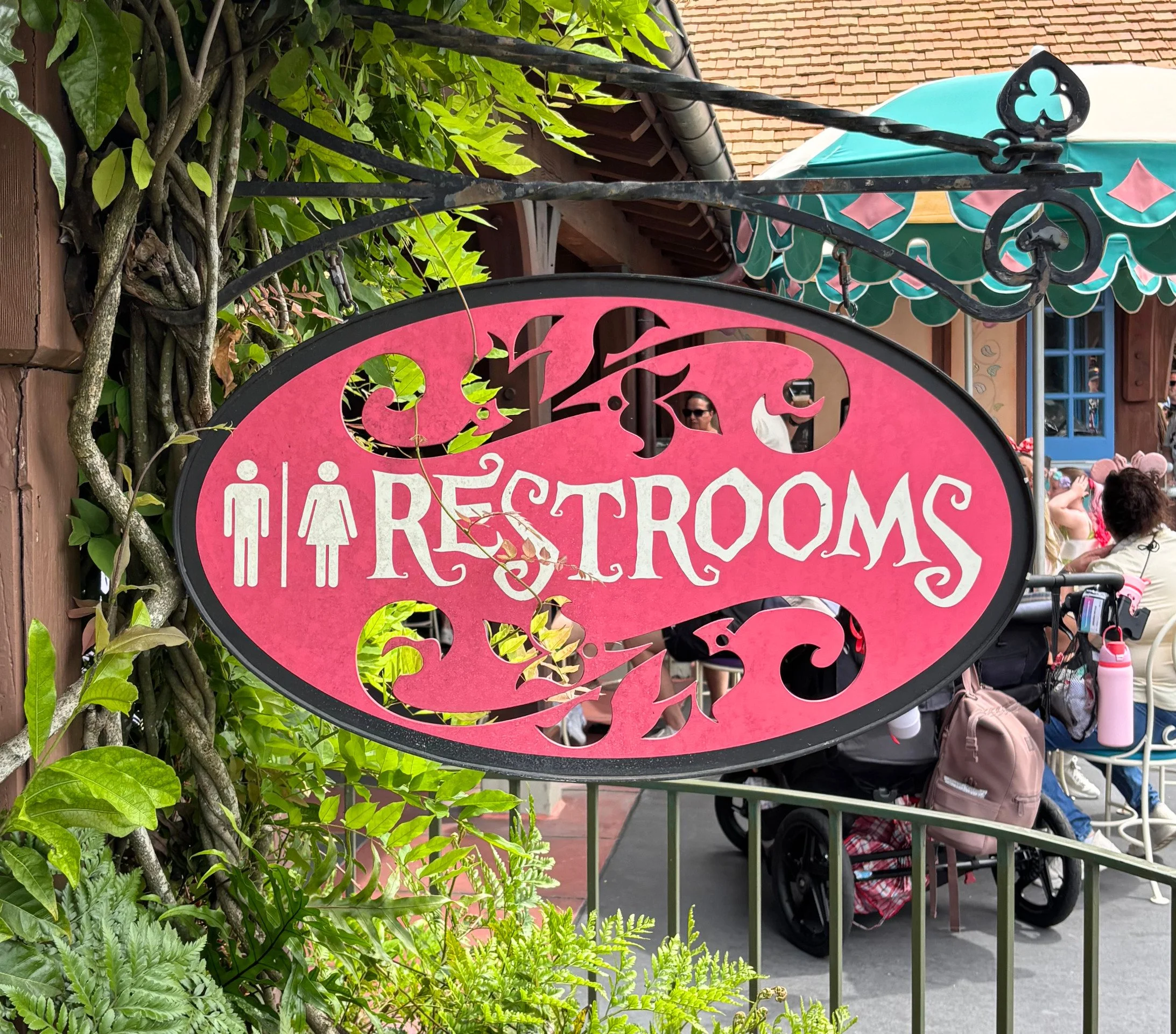 Bathroom #44: The Alice in Wonderland Bathroom That Tricked Me 