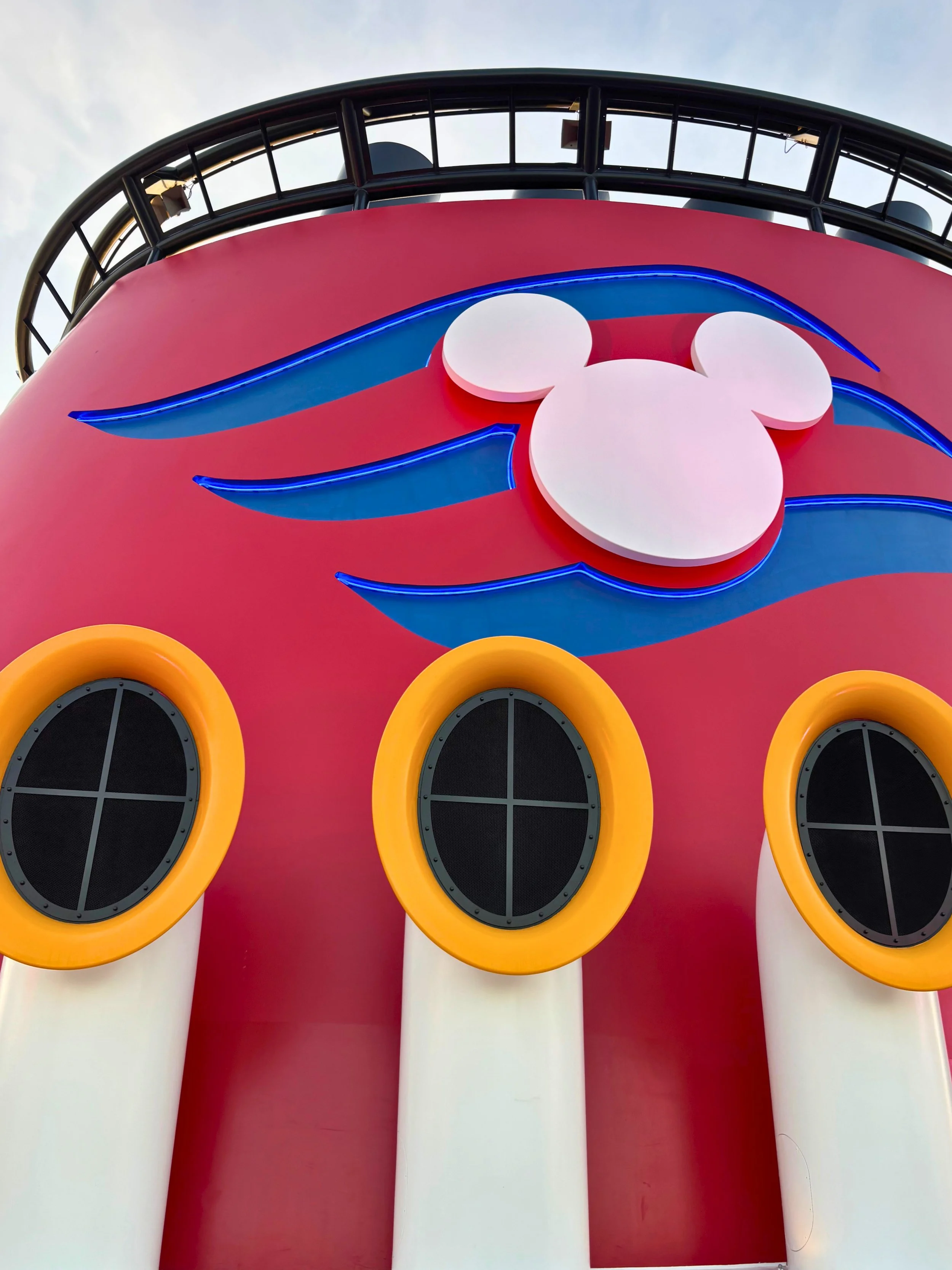 Did You Know? A Little Disney Magic Happens at Noon on the Disney Dream! 🚢🎶