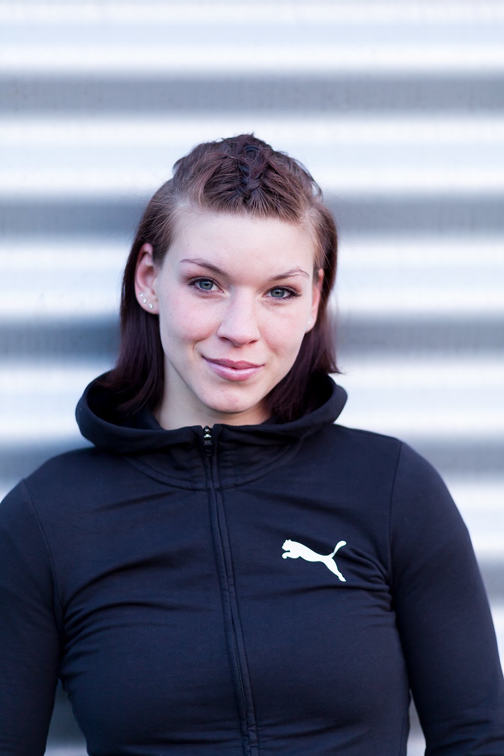 Nina Meinke, Profiboxerin- Portrait mit einen schwarzen Puma-Sportpullover.