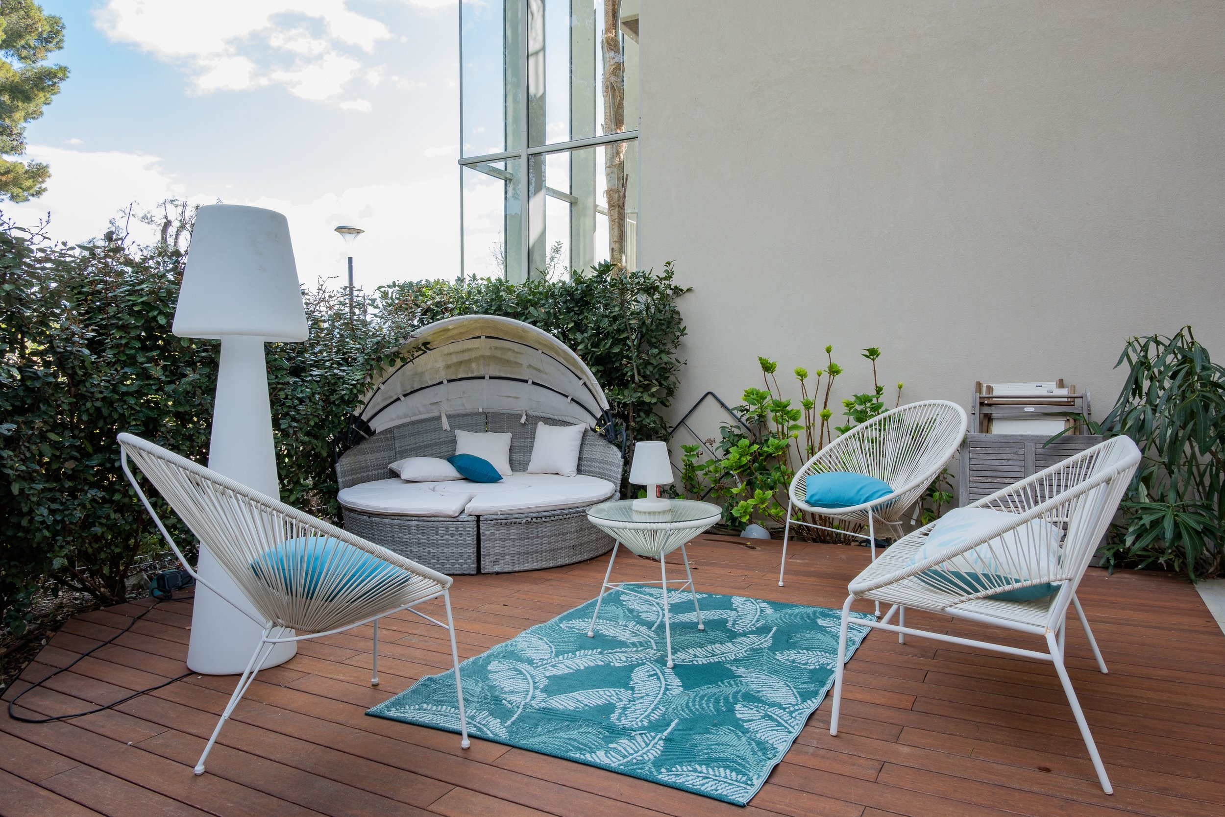 Photographie immobilière d'extérieur mettant en avant le second salon de jardin.