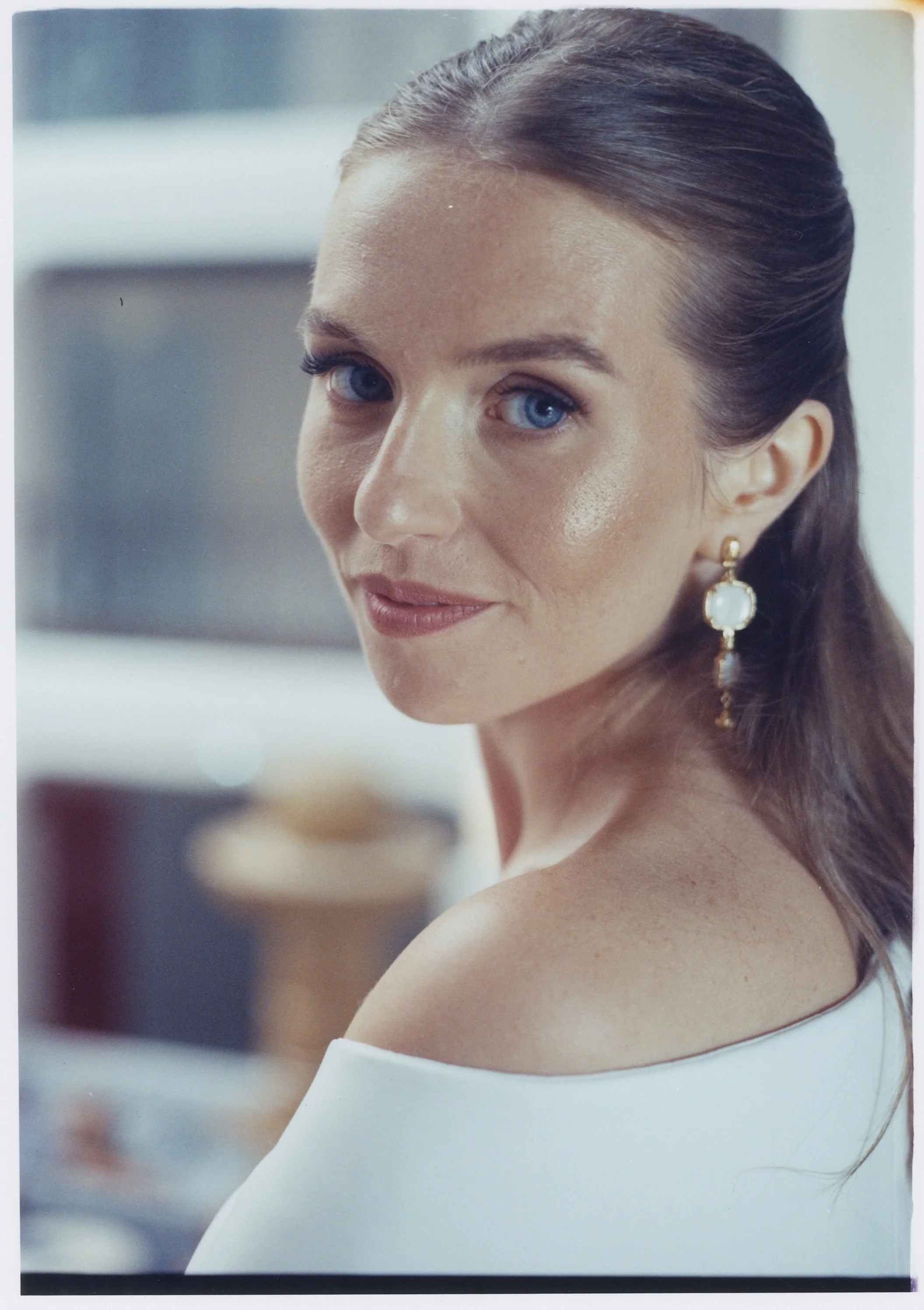 Portrait of a brinde on her wedding day. The chosen film increases her blue eyes and gives that blue ambiance. She has a glowy make-up.
Photo taken in a luxurious hotel in Biarritz (South of France). 
Film photo, 35mm Sunbath 500T, Canon A1, hand-pri