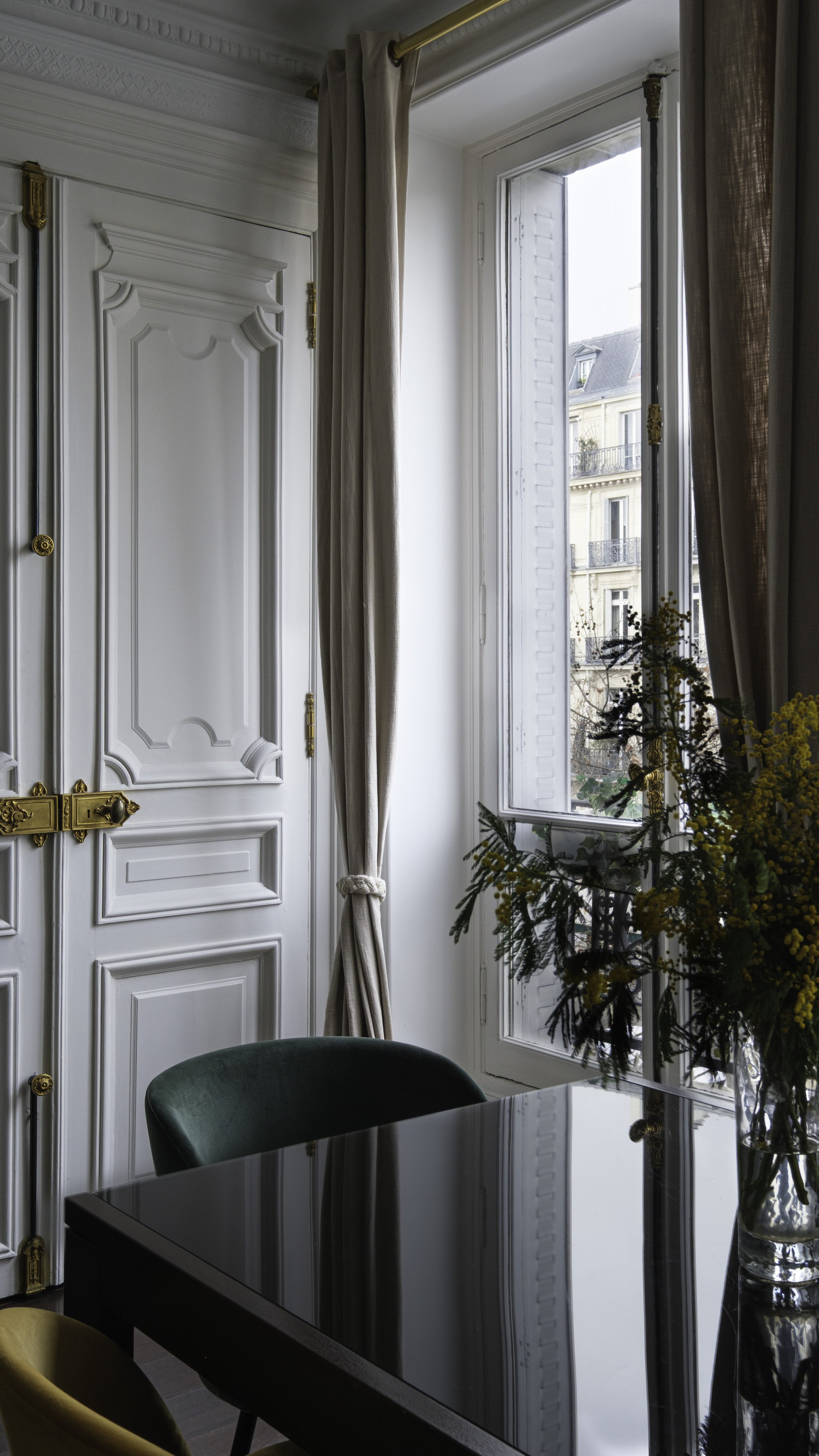 Photographie d'intérieur d'un appartement parisien de type haussmannien. 