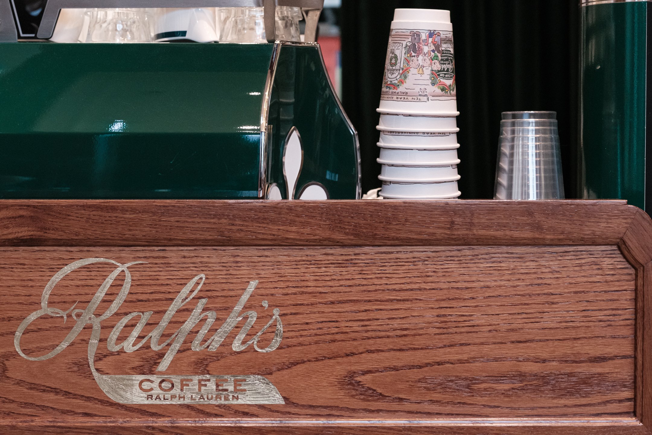 Photographie prise au Ralph's Café à Paris, montrant la machine à café utilisée et les couleurs choisies pour l'identité visuelle de la marque à l'international. 