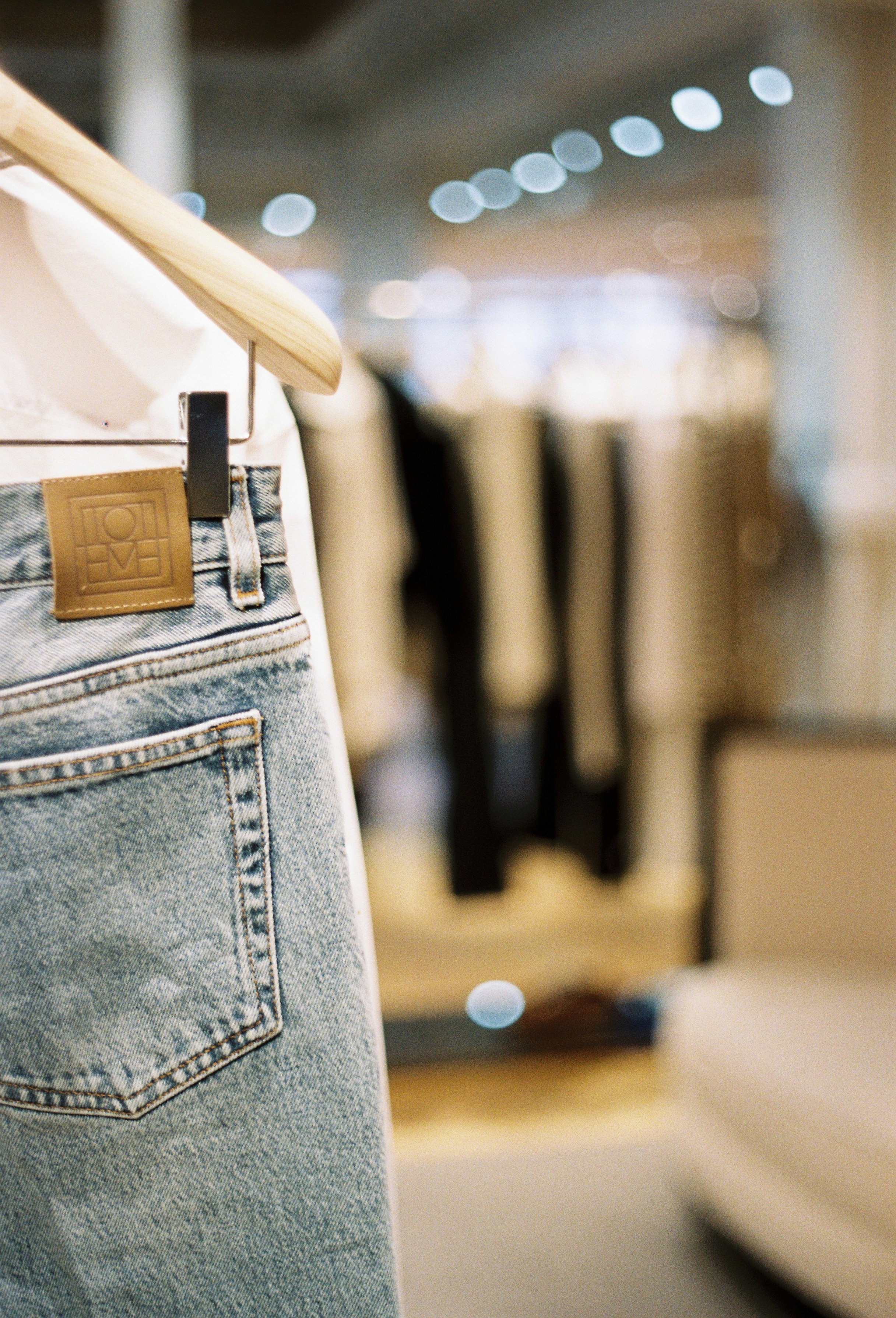 Photographie d'un corner du Bon Marché prise à l'argentique