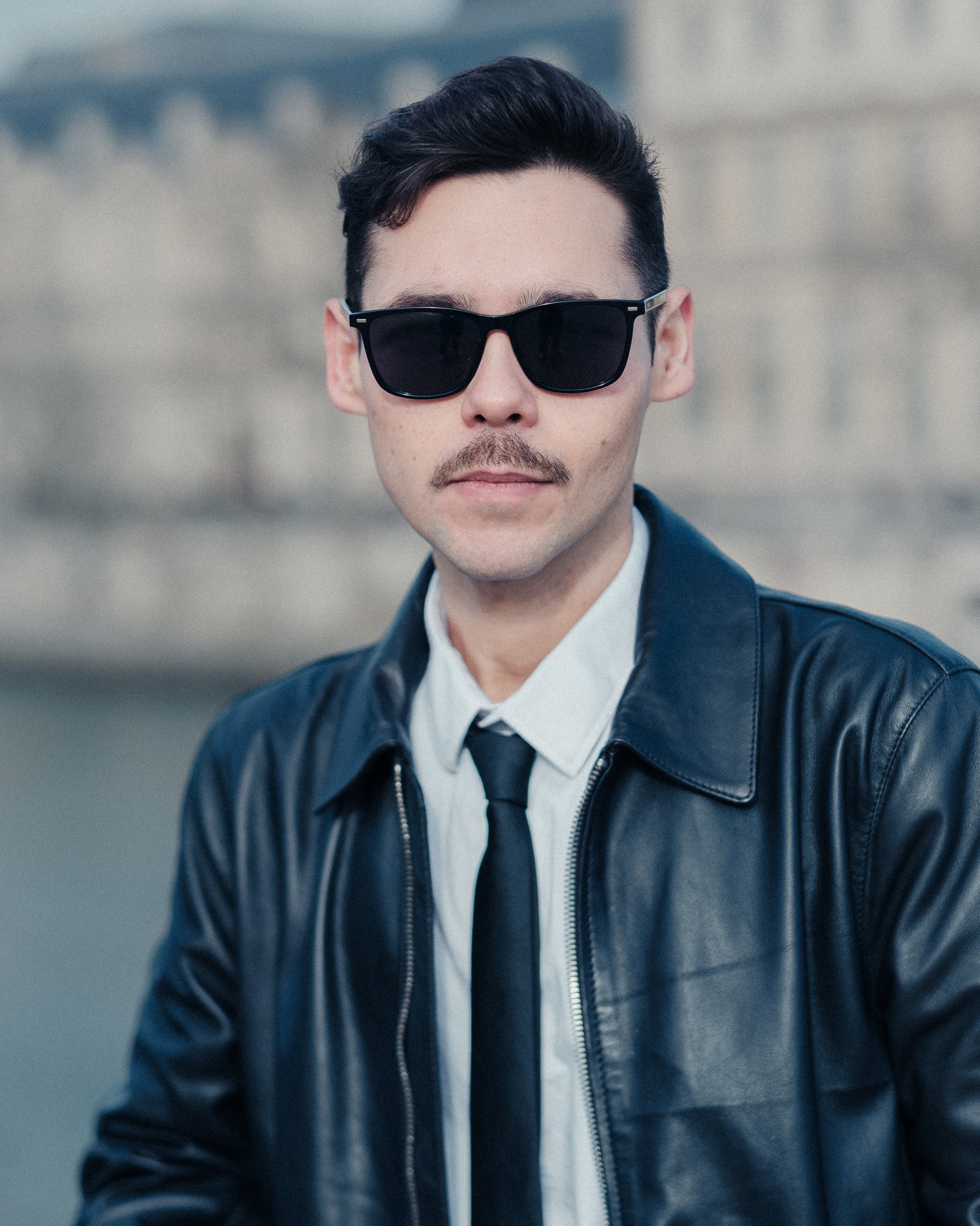 Photographie prise sur le pont des Arts à Paris. Forte identité visuelle avec un choix vestimentaire décalé apportant une attitude au mannequin, idéale pour une campagne publicitaire. Le choix artistique a été porté sur une retouche vintage avec du g