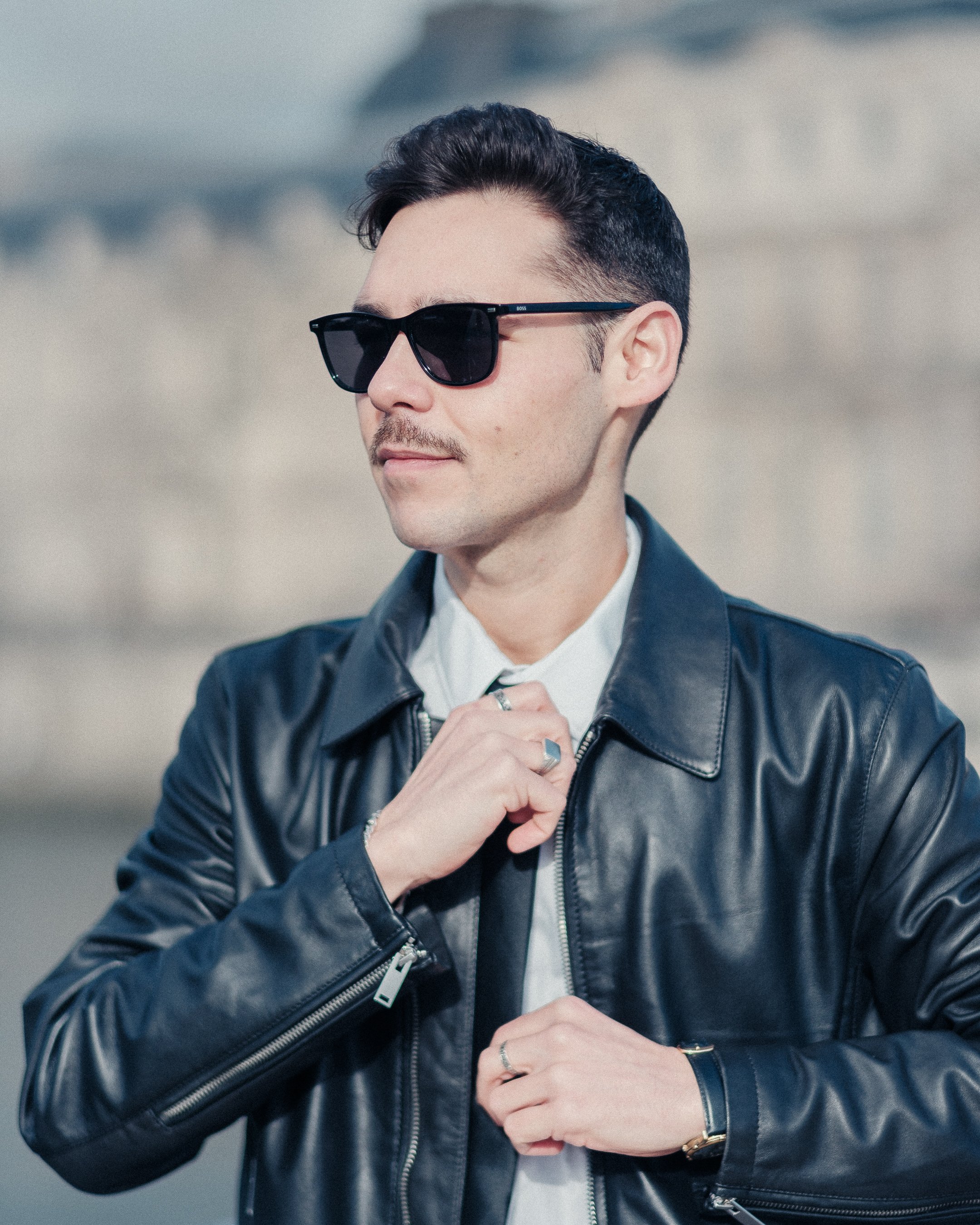 Photographie prise sur le pont des Arts à Paris. Forte identité visuelle avec un choix vestimentaire décalé apportant une attitude au mannequin, idéale pour une campagne publicitaire. Le choix artistique a été porté sur une retouche vintage avec du g