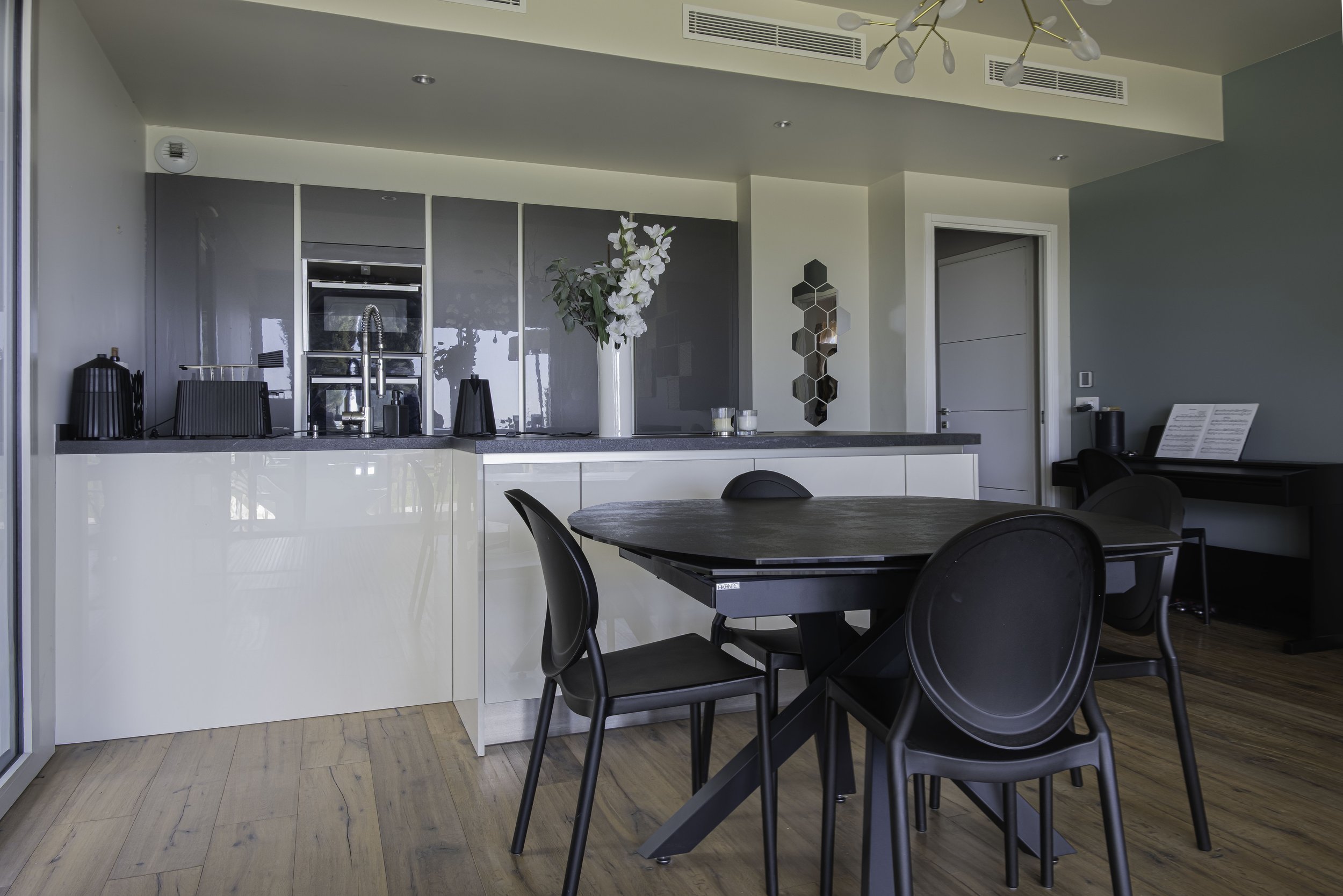 Photographie immobilière d'un bien niçois haut de gamme, avec mise en avant de la luminosité.