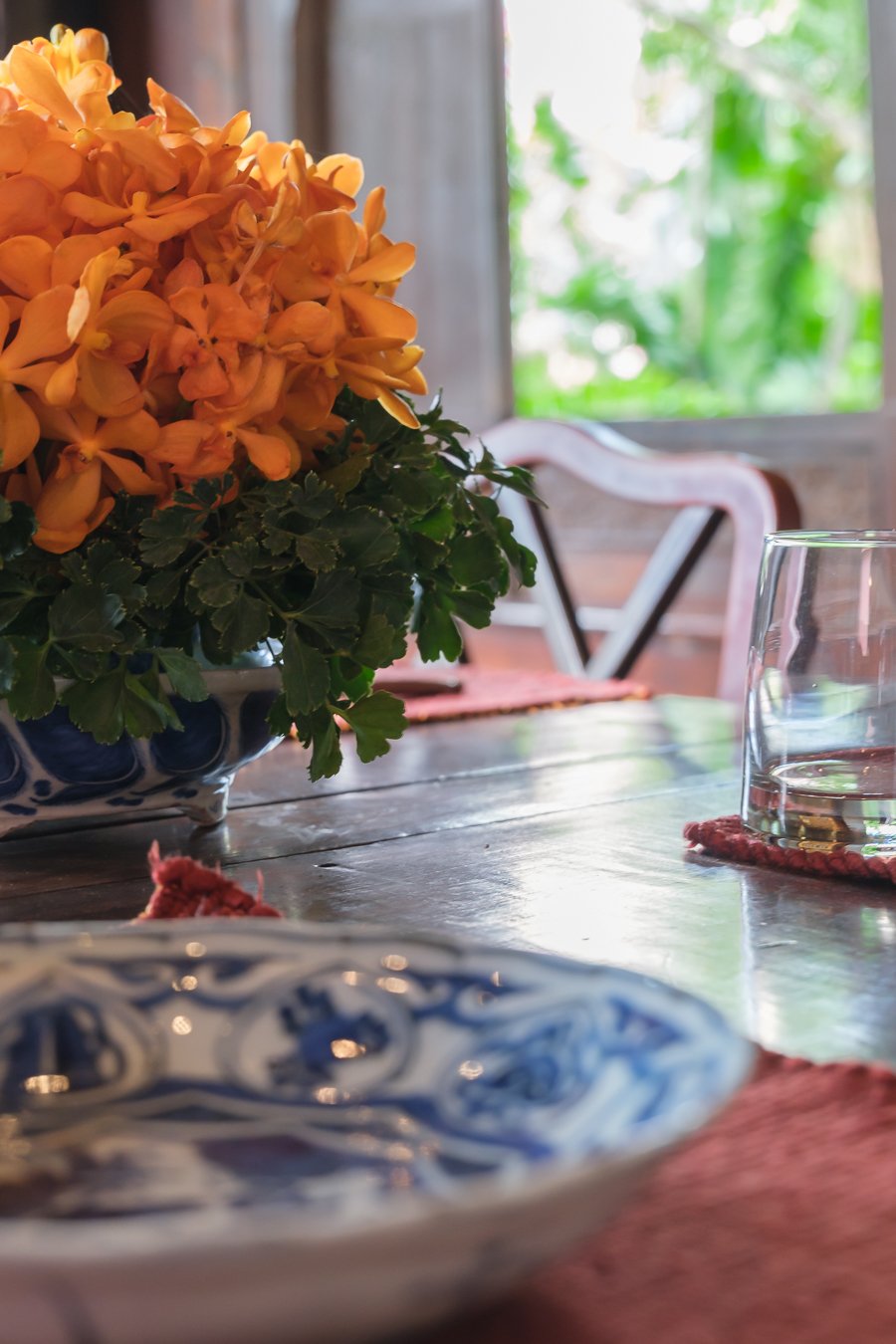 Photographie de décoration d'une table dressée dans la maison de Jim Thompson à Bangkok
