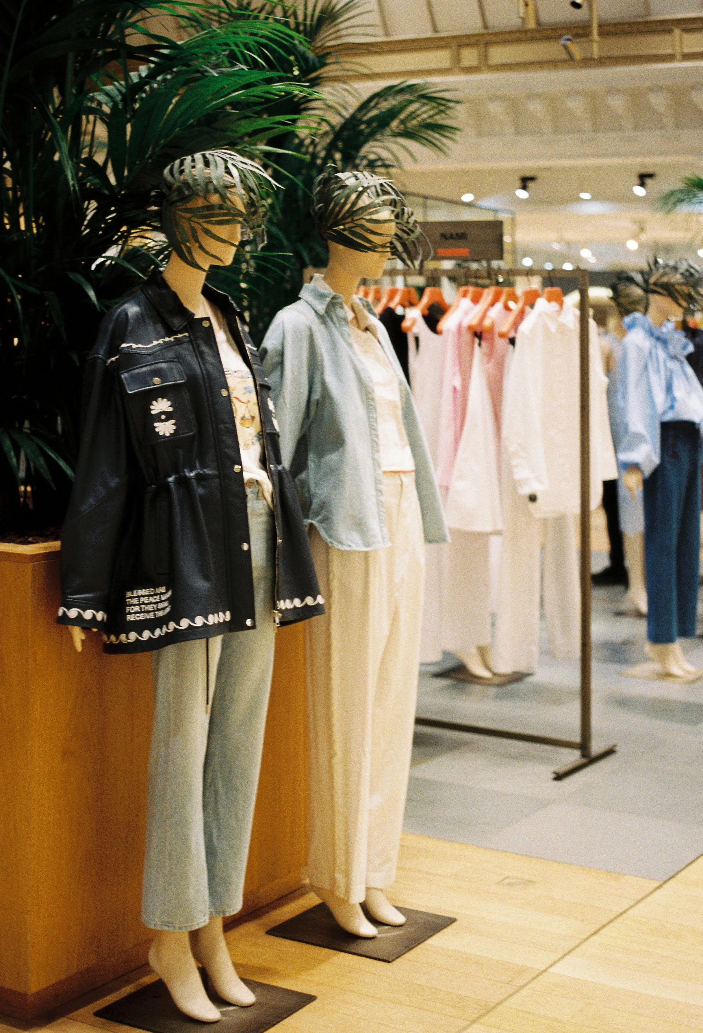 Photographie d'un corner du Bon Marché prise à l'argentique