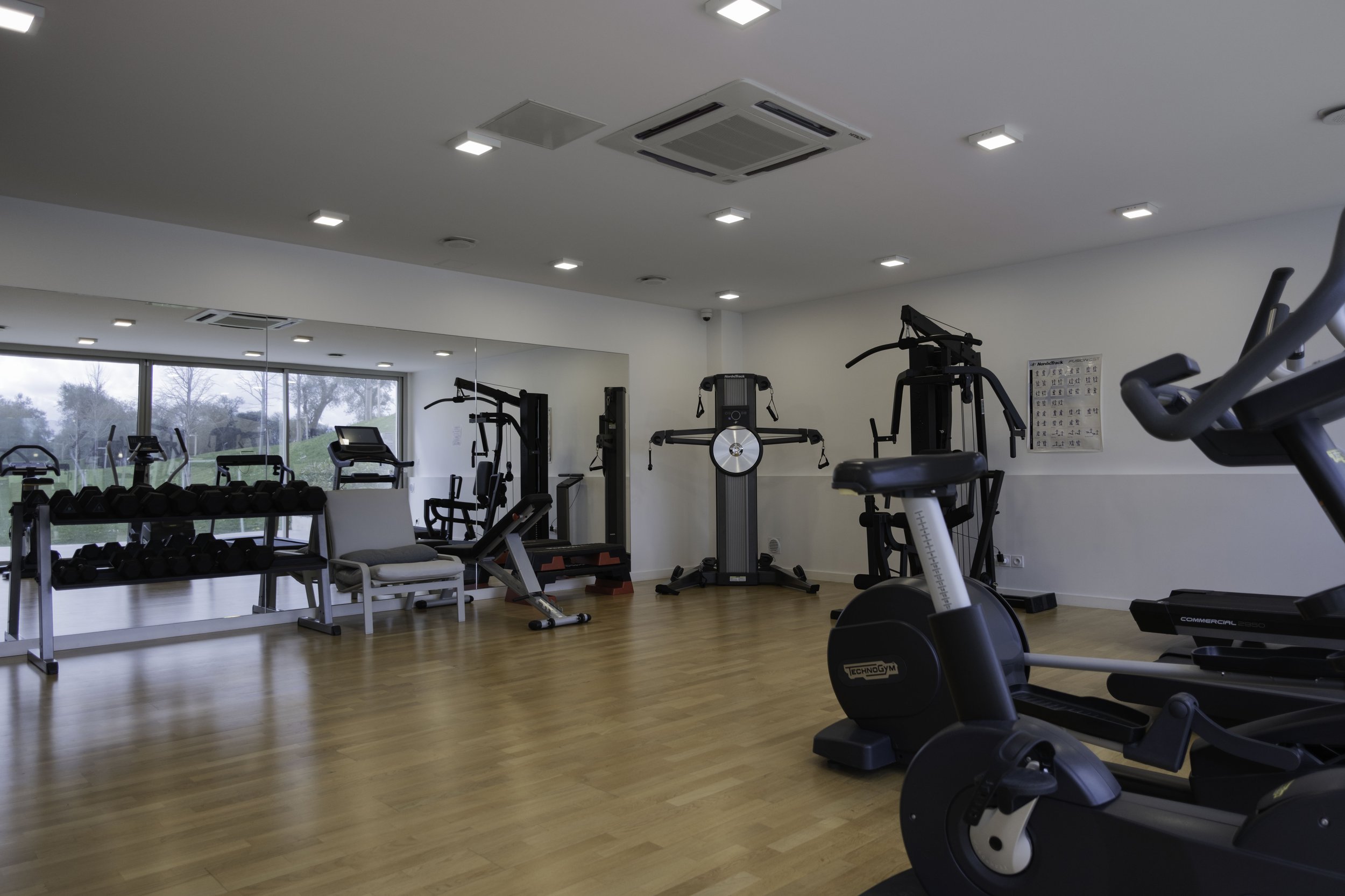 Photographie immobilière mettant en avant la salle de sport à disposition des copropriétaires.