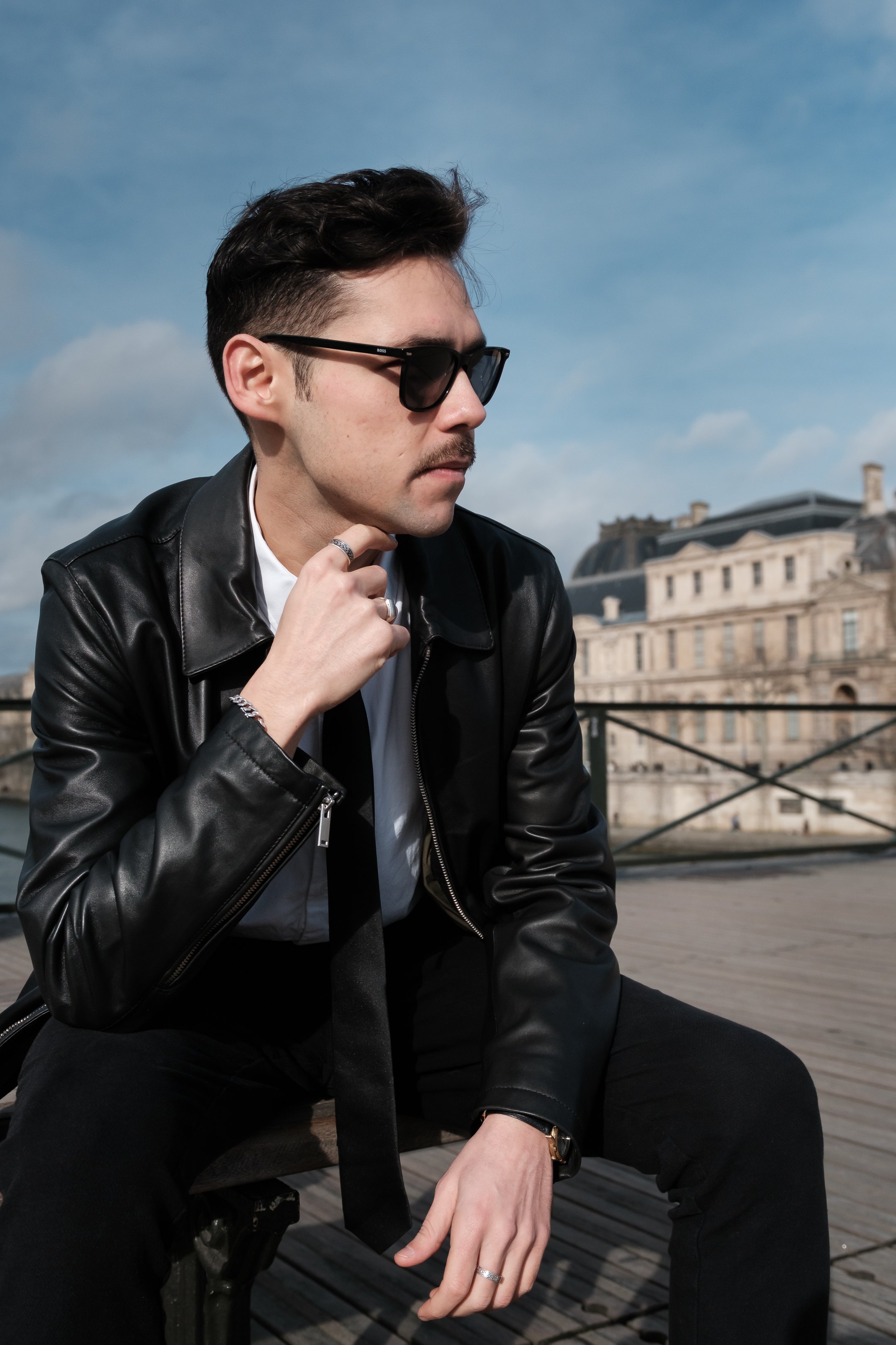 Photographie prise sur le pont des Arts à Paris. Forte identité visuelle avec un choix vestimentaire décalé apportant une attitude au mannequin, idéale pour une campagne publicitaire. 