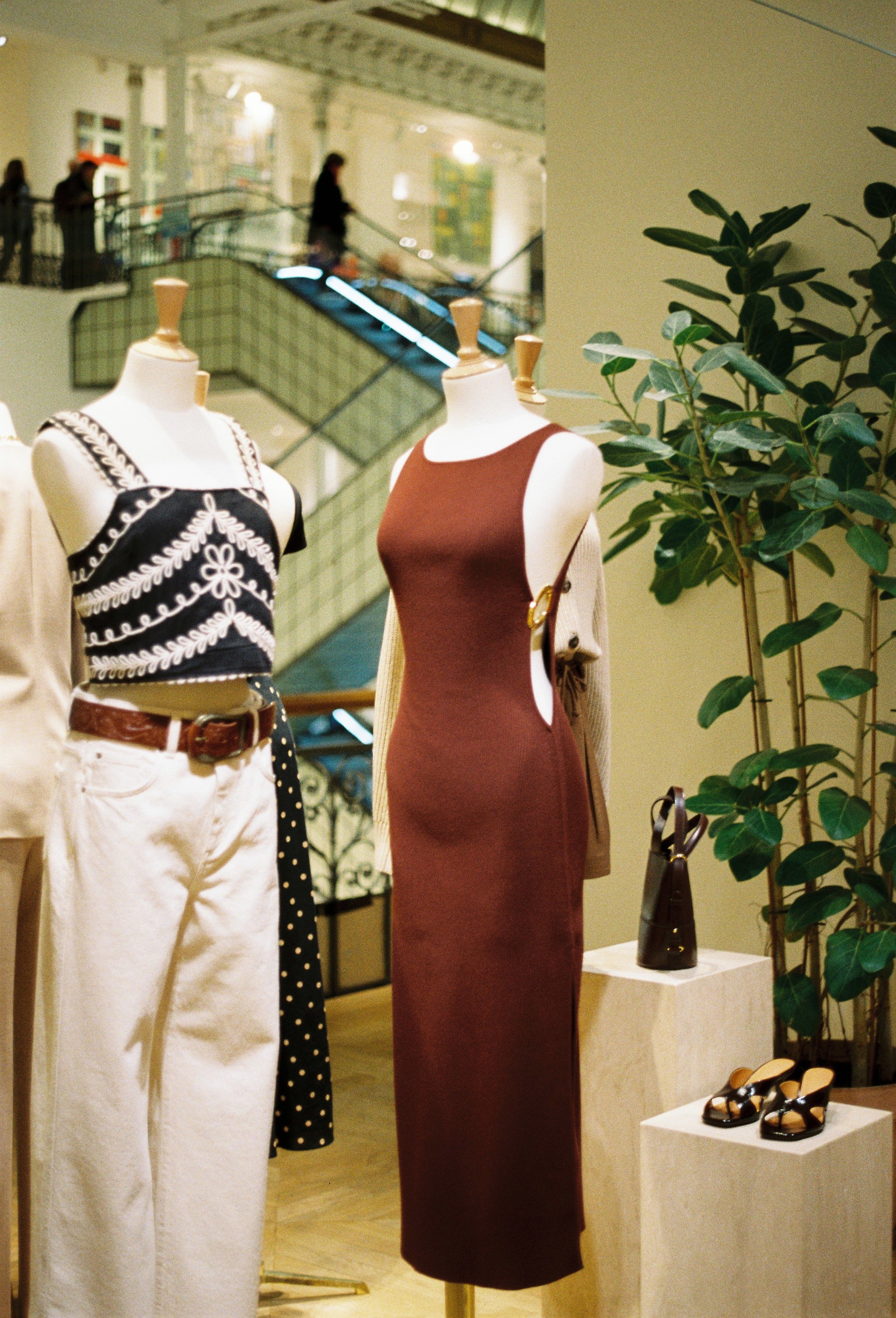 Photographie d'un corner du Bon Marché prise à l'argentique