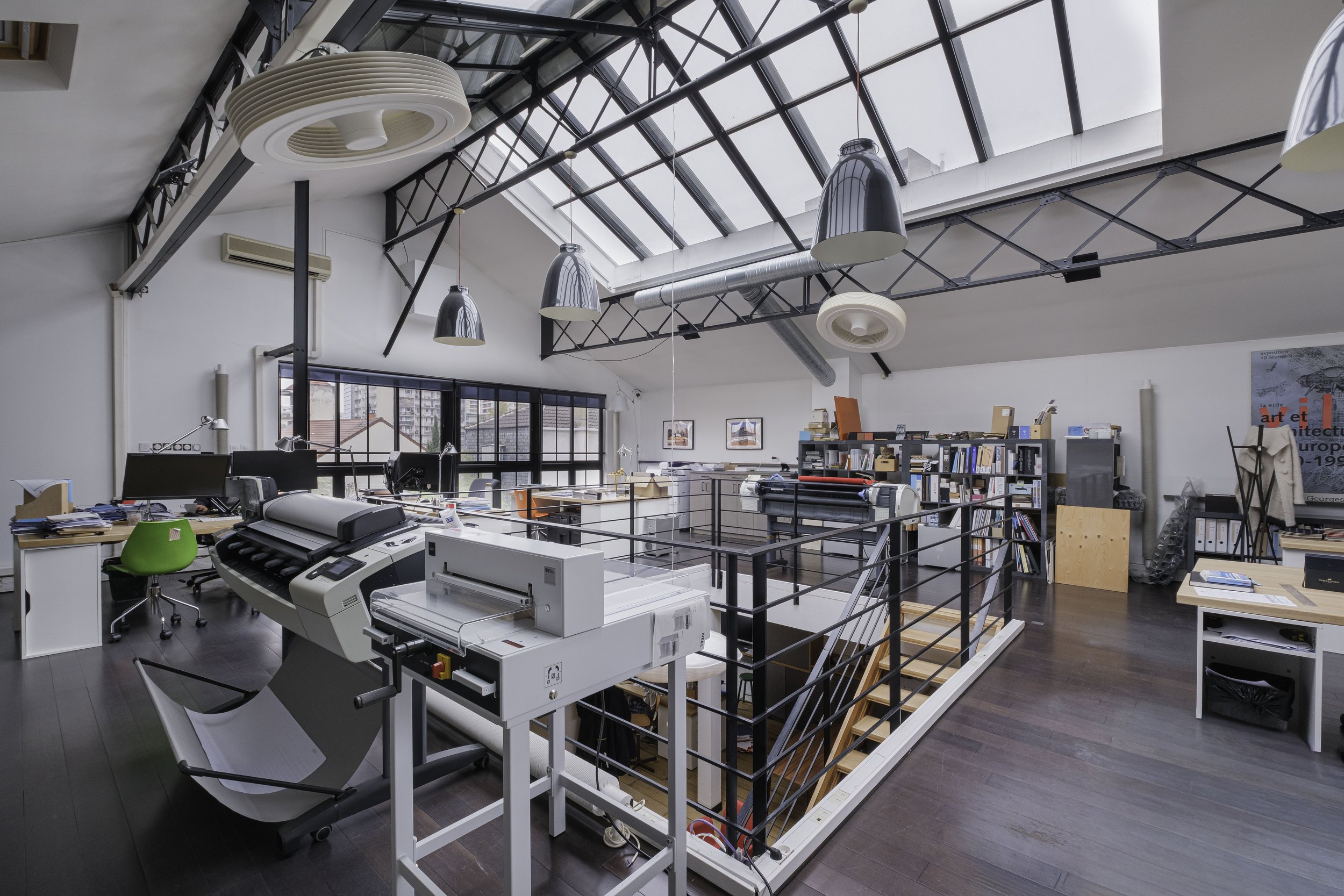 Photographie immobilière d'un loft à usage de bureaux.