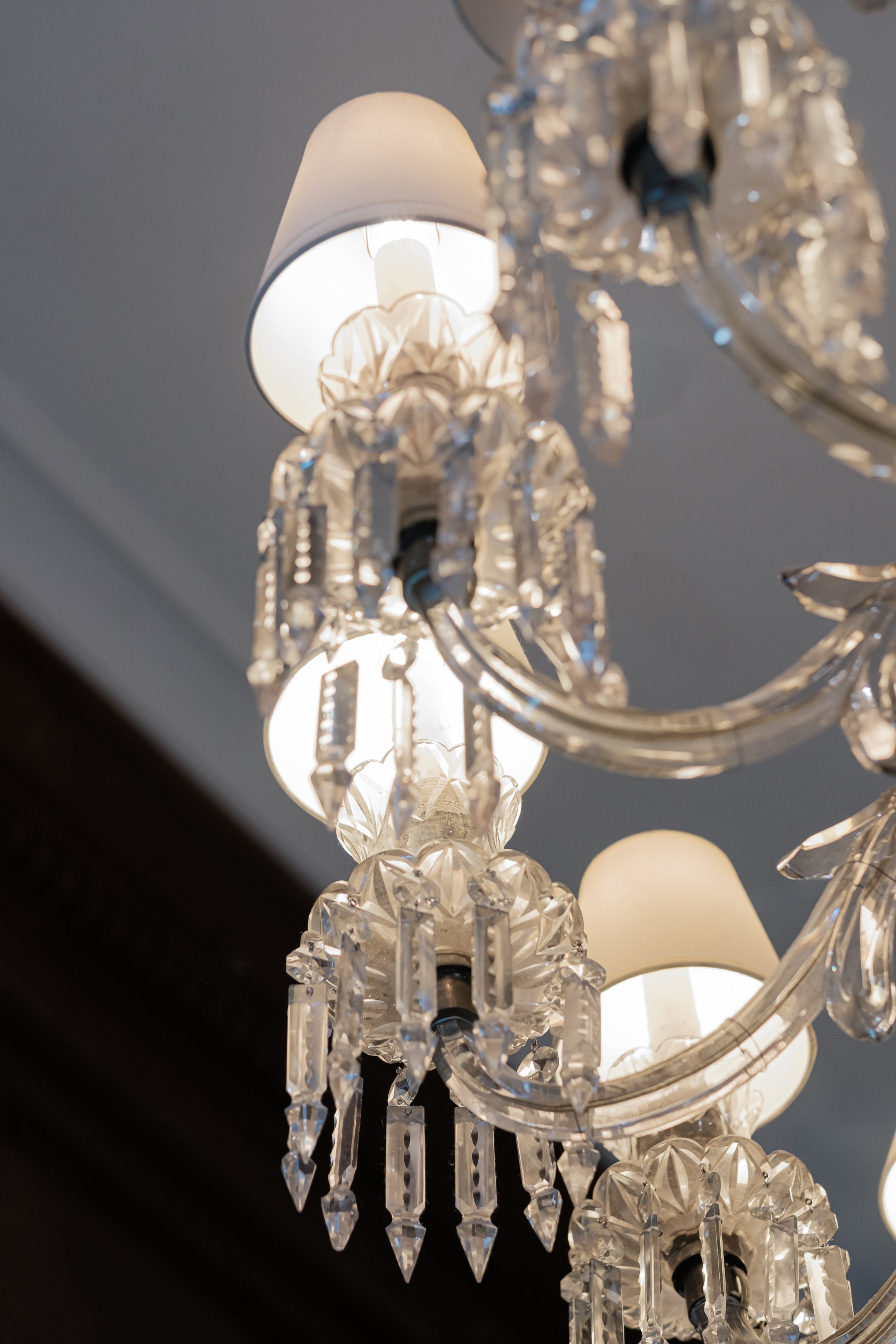 Photographie de décoration mettant en valeur les luminaires du Ralph's Café à Paris