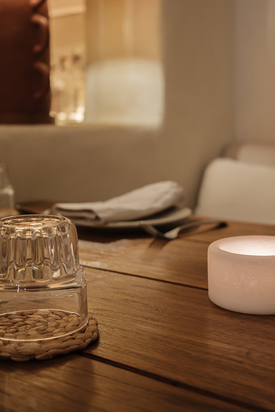 Photographie de restauration prise à Bangkok, mettant en avant le dressage d'une table et l'atmosphère du lieu. 