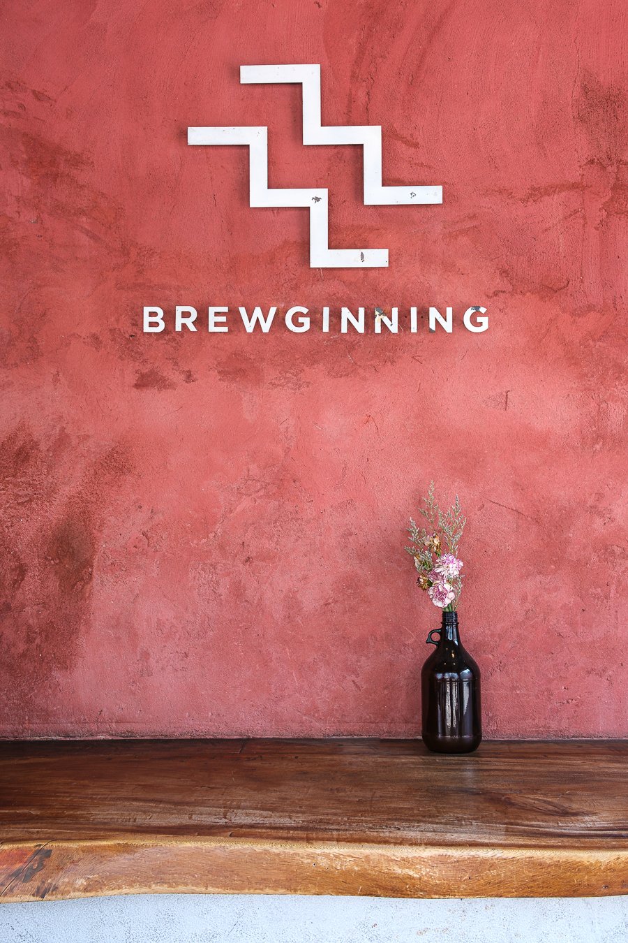 Photographie épurée, structurée et très minimaliste mettant en valeur le nom d'un café à Chiang Mai