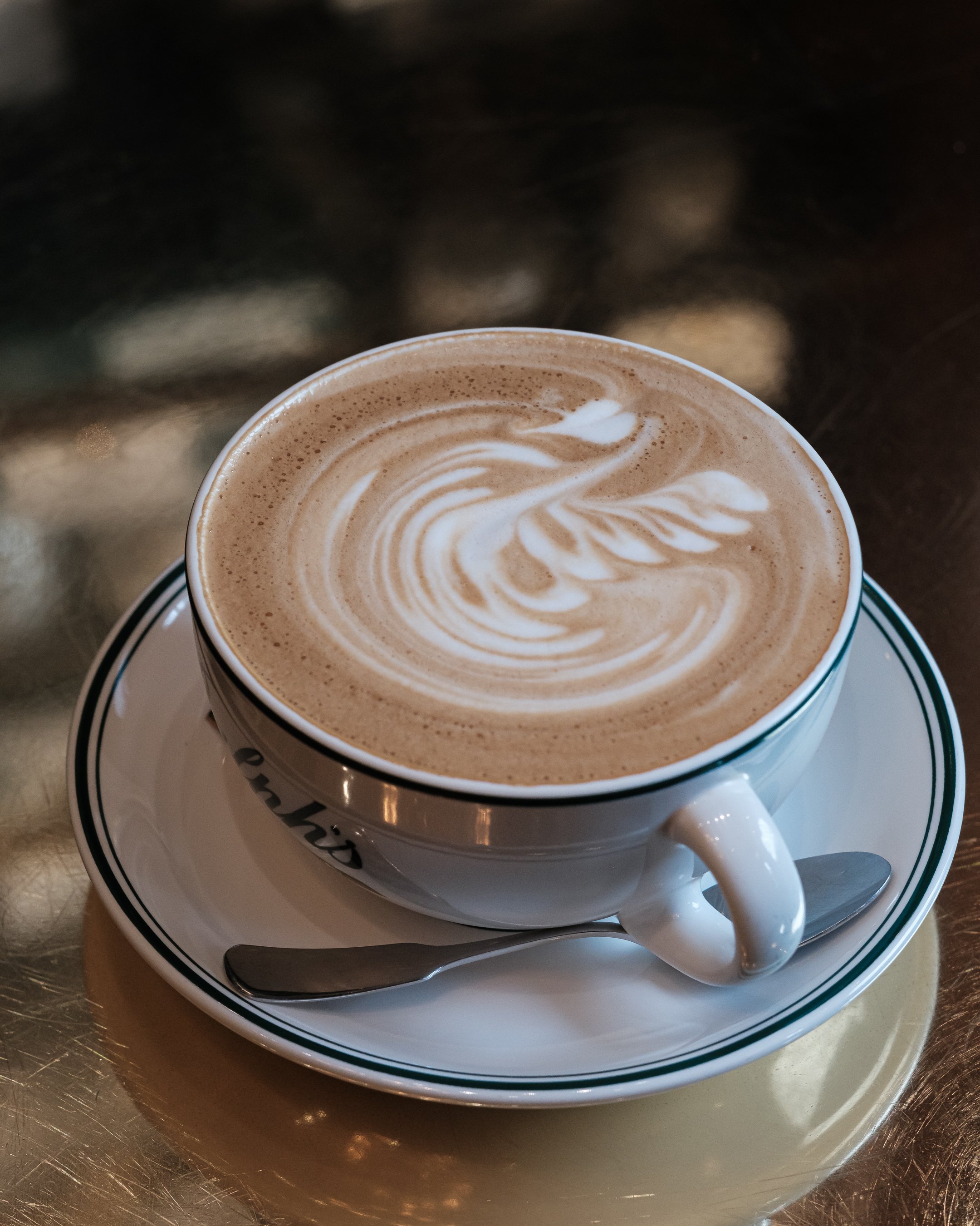 Photographie prise au Ralph's Café à Paris, mettant en valeur le savoir-faire et l'expertise des barista de par le latte art et la mousse de lait parfaitement maîtrisée.