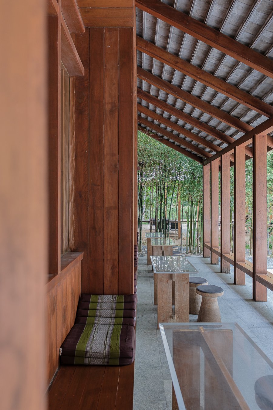 Photographie d'un espace extérieur d'un café à Chiang Mai. 