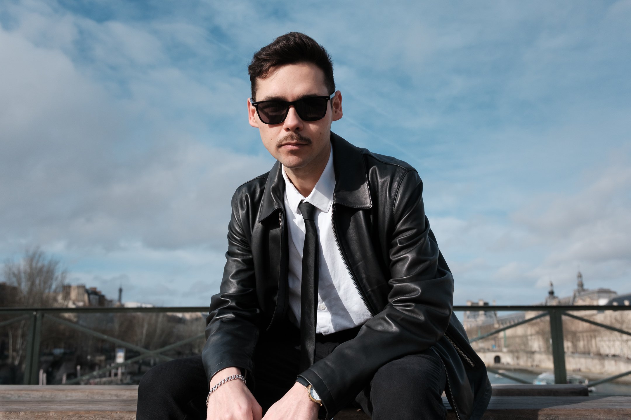Photographie prise sur le pont des Arts à Paris. Forte identité visuelle avec un choix vestimentaire décalé apportant une attitude au mannequin, idéale pour une campagne publicitaire. 
